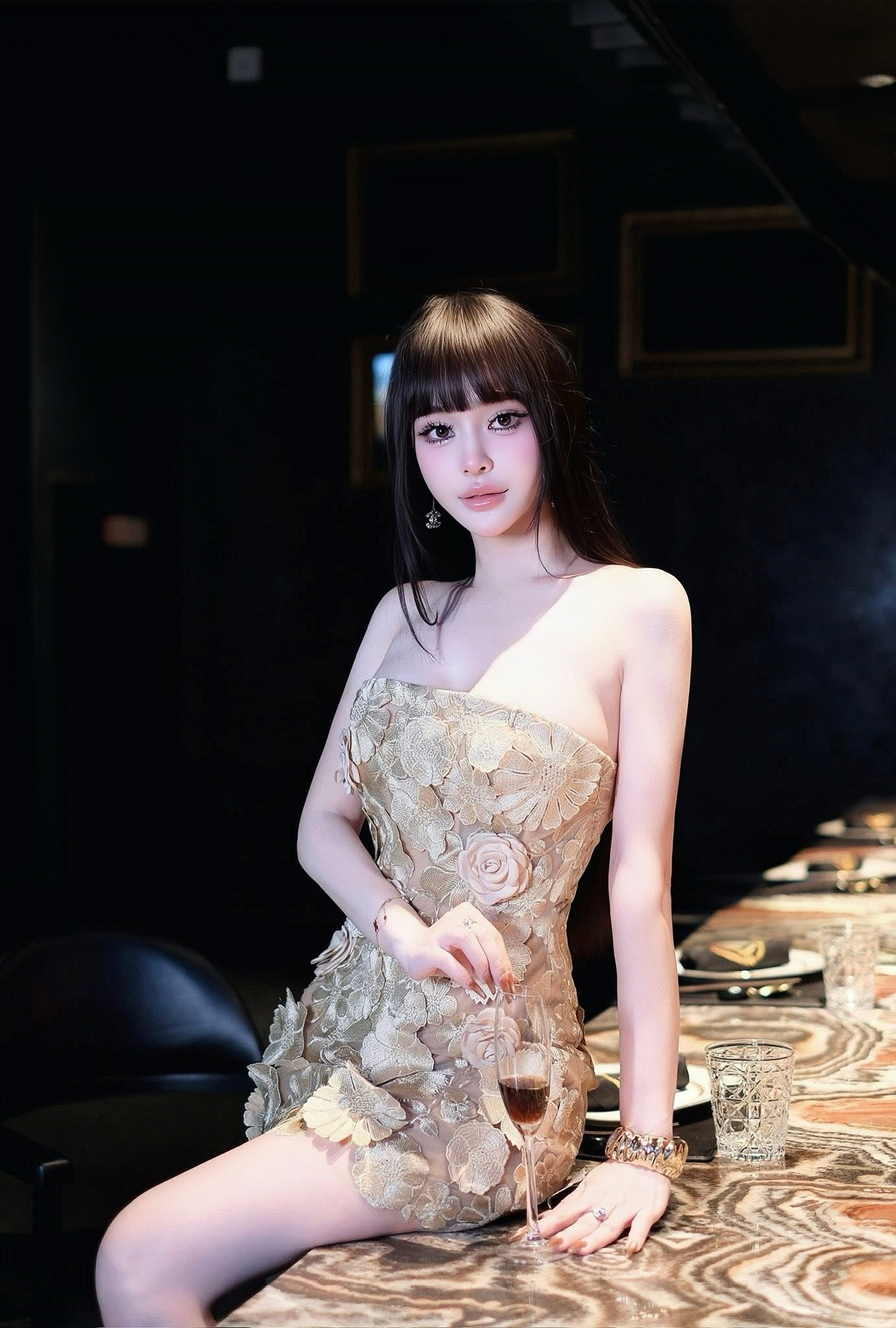 เดรสสั้นเกาะอก ออกแบบในสไตล์หรูหราเฉพาะตัว โดดเด่นด้วยงาน ปักลายดอกไม้และลูกไม้ 3 มิติ ทั้งตัว ให้เลเยอร์สวยเด่นแบบงานพรีเมียม ใส่แล้วช่วยขับผิวและทำให้ลุคดูแพง ช่วงหน้าอกมีฟองน้ำในตัว