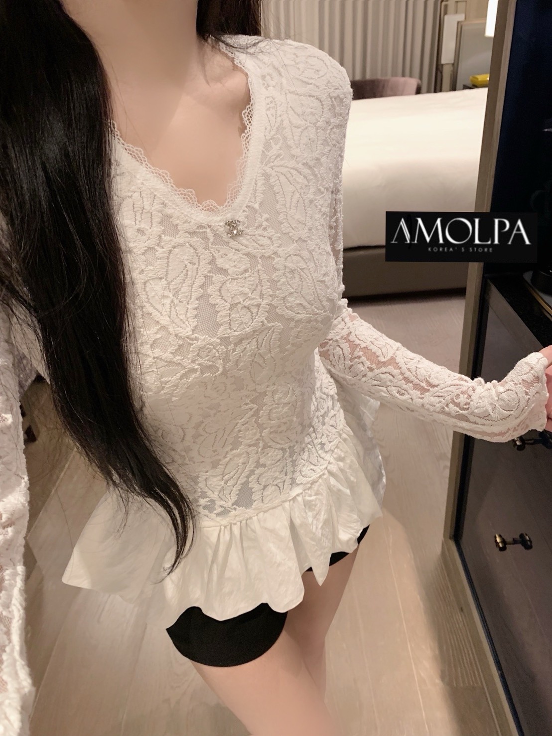 เสื้อแขนยาว CH แต่งลูกไม้ LOGO CC เนื้อนิ่ม สวยหรู ดูแพง สวยม๊ากกกกก เนื้อผ้าดีมากๆค่ะค๊าลูกค้า ผ้าเย็นๆ ใส่สบายสุดๆ แมทซ์กับอะไรก็สวย เข้ากันได้