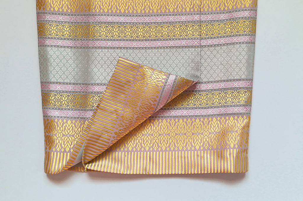 ผ้าถุงไหมสำเร็จรูป (สีเทา ลายสุโขทัย) งานตัดเย็บประณีต อัดผ้ากาวตามสีของผ้าถุง เนื้องานดีเกรด A (รอบเอว 28 นิ้ว)