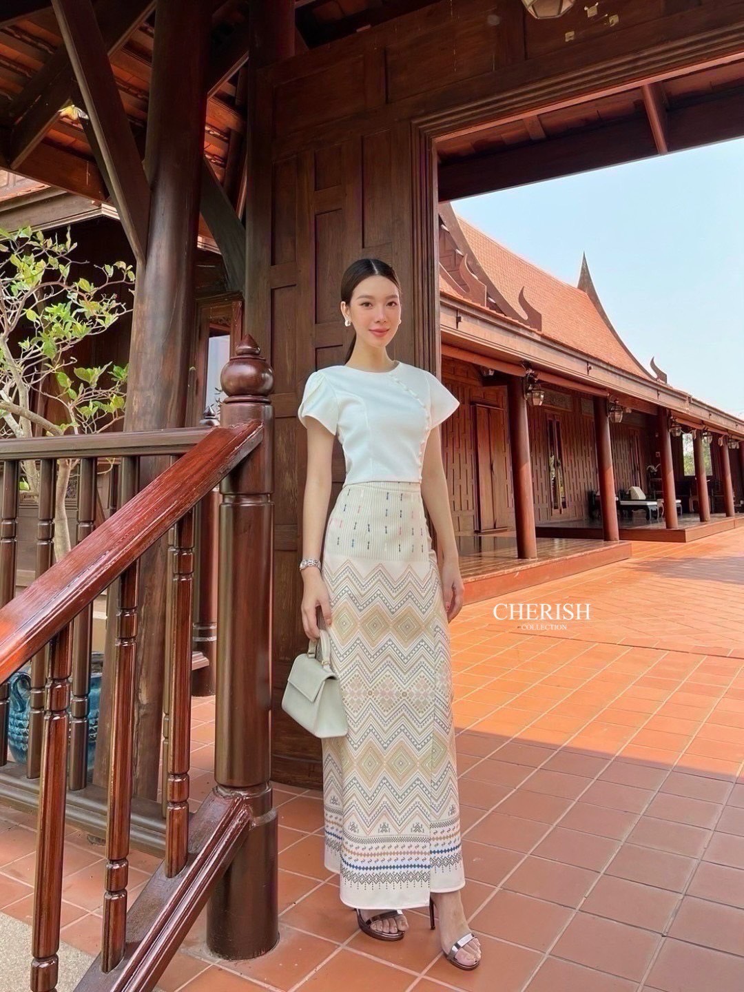 เช็ท 3 ชิ้น ชุดงานบุญ ชุดไทยหรือจะใส่เป็นธีมชุดเพื่อนเจ้าสาวก็เหมาะ ใส่ได้ทุก เทศกาล ดีเทล เสื้อคอกลม ซิปหลัง แต่งกระดุมเรียง เสื้อแขนทรงป้ายเสริมซับในอย่างดี ใส่คู่ผ้าถุงพิมท์ลาย เนื้อผ้าใส่สบาย มีเข็มขัด