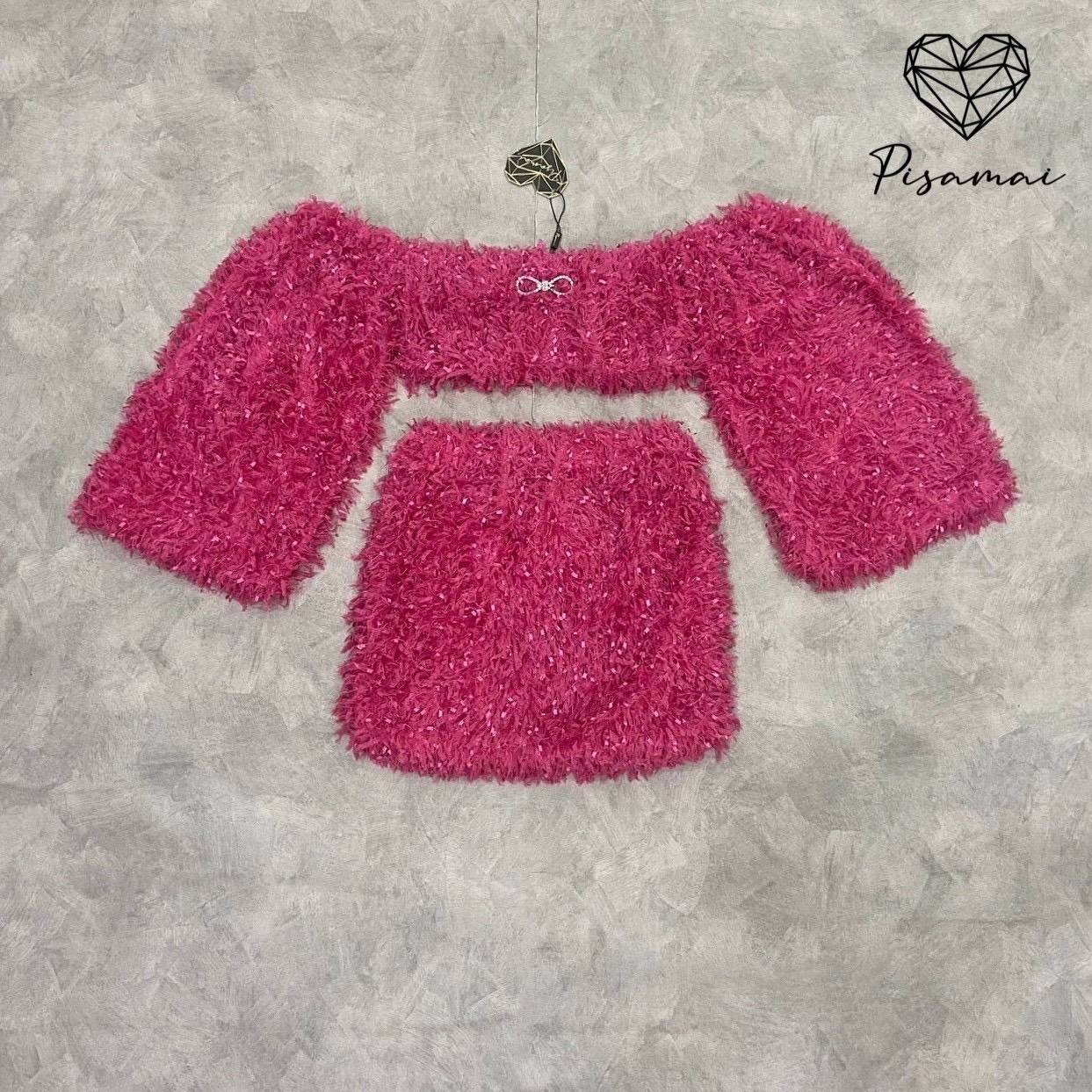 Detail :: เซ็ตเสื้อปาดไหล่สีชมพูบาร์บี้ มาคู่กับกระโปรงสอบ มีเข็มกลัดโบว์้เพชรเงินวิ้งๆ ติดช่วงอก ใส่สวยมากๆค่า ใส่สวยมาก ปังปุริเย้แน่นอนค่า ห้ามพลาดเลย