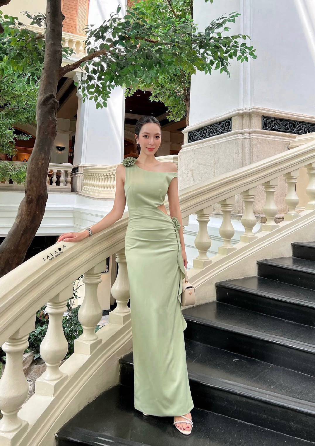 เดรสไปงานสวยหรู ใส่แบบไหล่ตก แอบมีความเซ็กซี่ช่วงเอว แต่งดอกไม้ช่วงเอวและไหล่ มีซิปหลัง อกเสริมฟองน้ำ สีสวยขับผิวออร่าพุ่ง