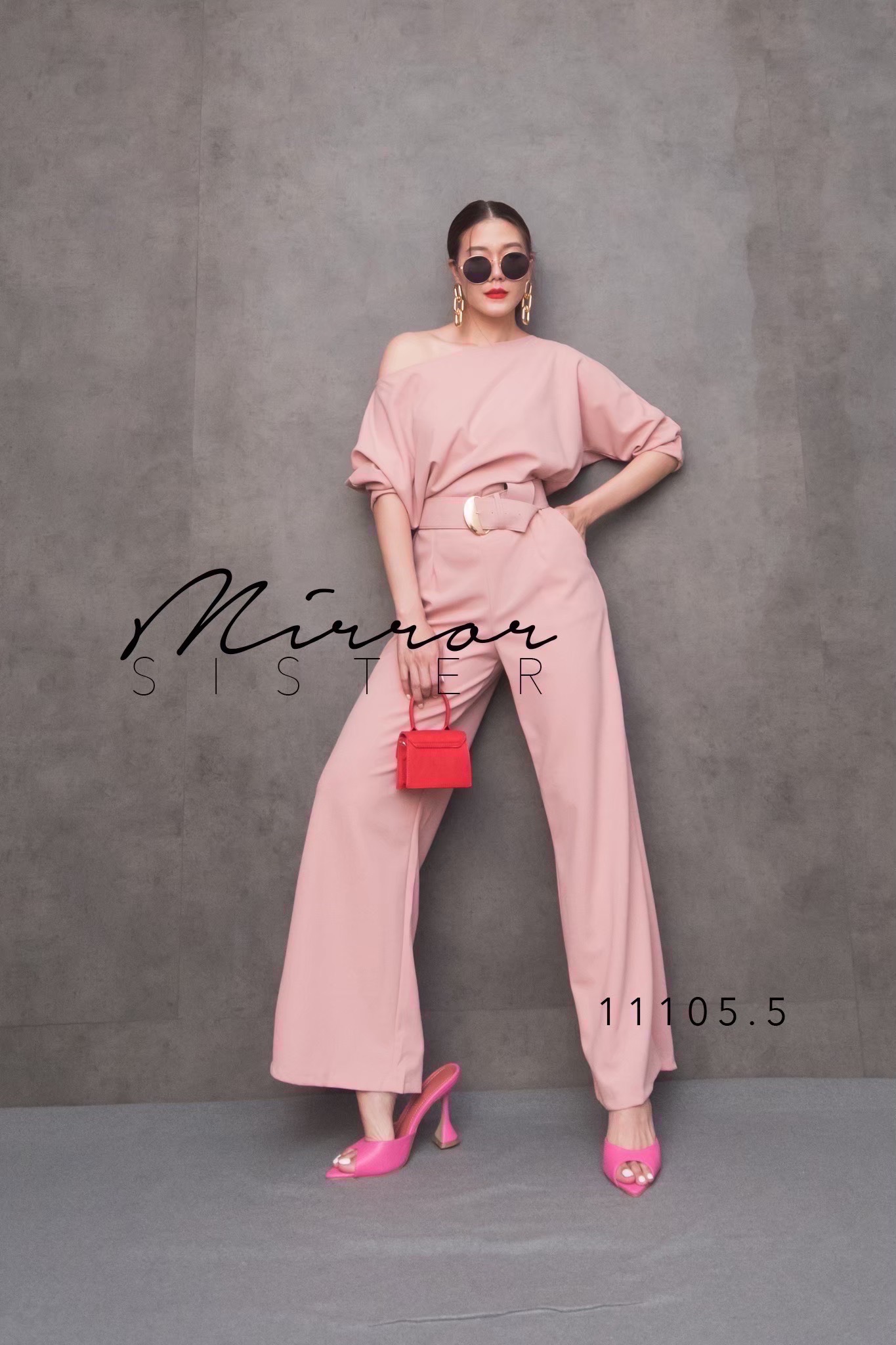 •Mirrorsister’s BiRKiN BeLT & PlaySuiT•• ชุดกางเกงทรงสวยมากกก แพทเทรินเป๊ะปังดีงามทั้งตัว ช่วงบนเป็นเสื้อไหล่ตกหรือปาดไหล่ ช่วงกางเกงทรงกระบอกใหญ่สวยมาก มาพร้อมเข็มขัดเส้นใหญ่สีเดียวกันกับชุดหัวมนๆอะไหล่ทอง เข้ากันเพอร์เฟคที่สุด สวยเรียบหรู เนื้อผ้าPREMIU