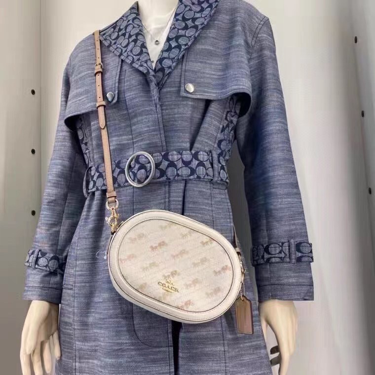 กระเป๋าสะพายทรงกล่องกลมไฮโซน่ารักเก๋ๆ แบรนด์เนมโค้ชสีดำลายรถม้า COACH CAMERA BAG WITH HORSE AND CARRIAGE DOT PRINT ((C4057))