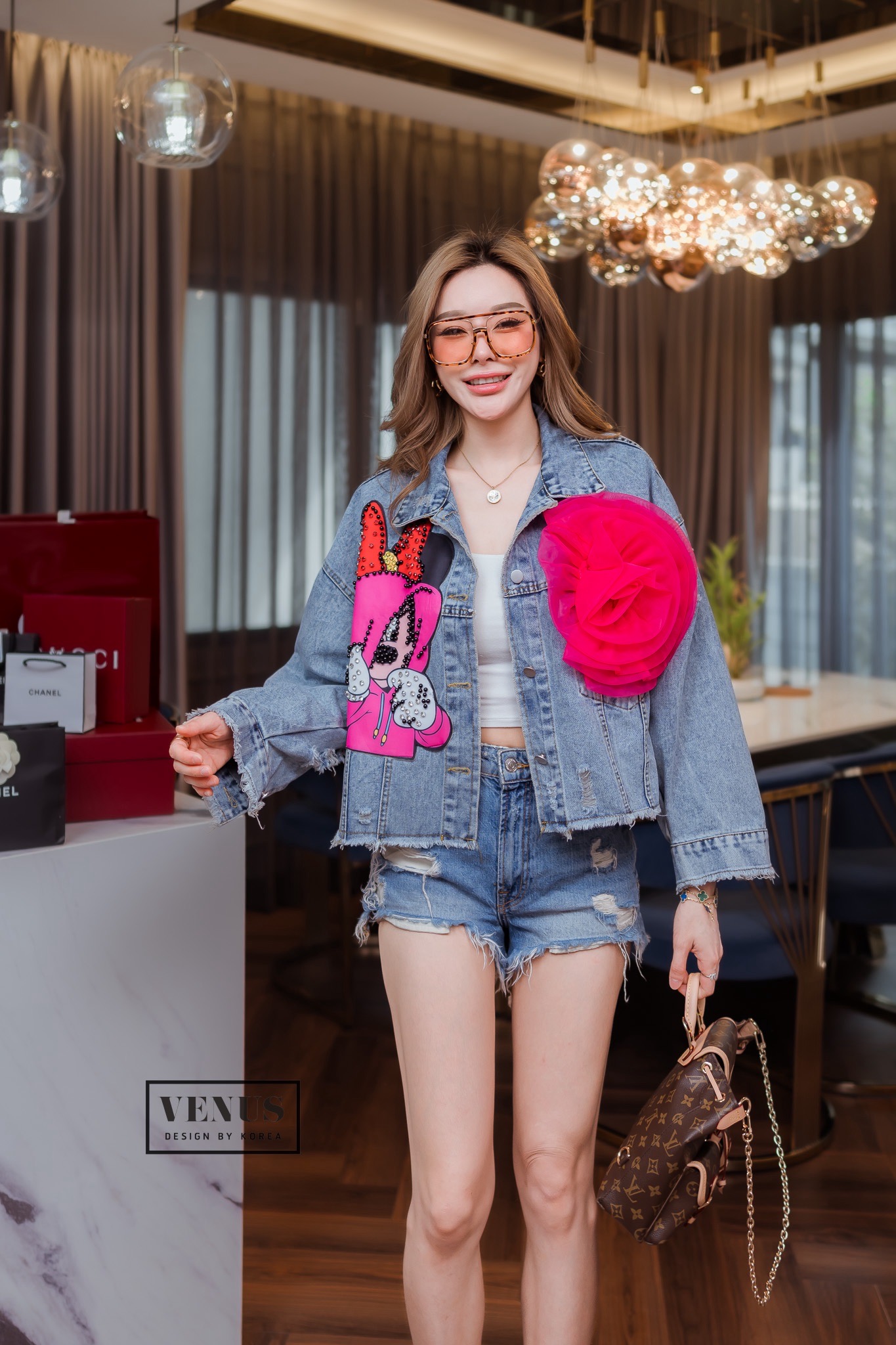 Cartoon Jacket Jeans เสื้อแจ๊คเกตผ้ายีนเนื้อดี ดีเทลแต่งตัวการ์ตูน แต่งเพชรน่ารักมากๆนะคะ ด้านข้างแต่งดีเทลสุดน่ารัก ใส่คลุมๆเก๋เวอร์ๆ