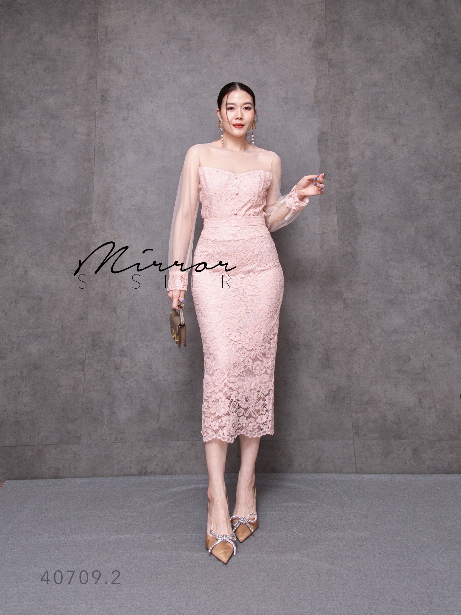 เซ็ทลูกไม้เสื้อคู่กระโปรงทรงสอบสวยเก๋ สวยเริ่ดทุกevent ใส่แล้วดูผอมเพรียว ช่วงบนเป็นเสื้อลูกไม้ตัวสวยเก๋ แต่งซีทรูช่วงอกไปจนถึงแขน ช่วงตัวเป็นลูกไม้ทรงอกเว้า สวยแซ่บ ช่วงล่างเป็นกระโปรงเอวสูงทรงสอบ