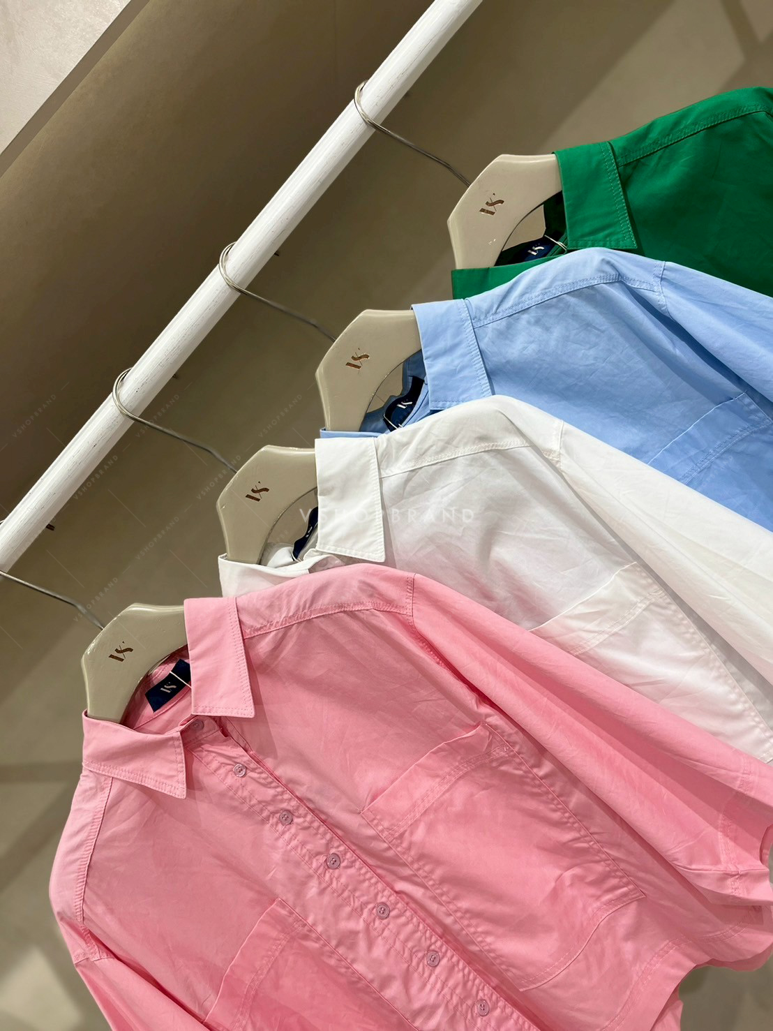 เสื้อครอปเชิ้ตแขนสั้น กระเป๋าอกคู่