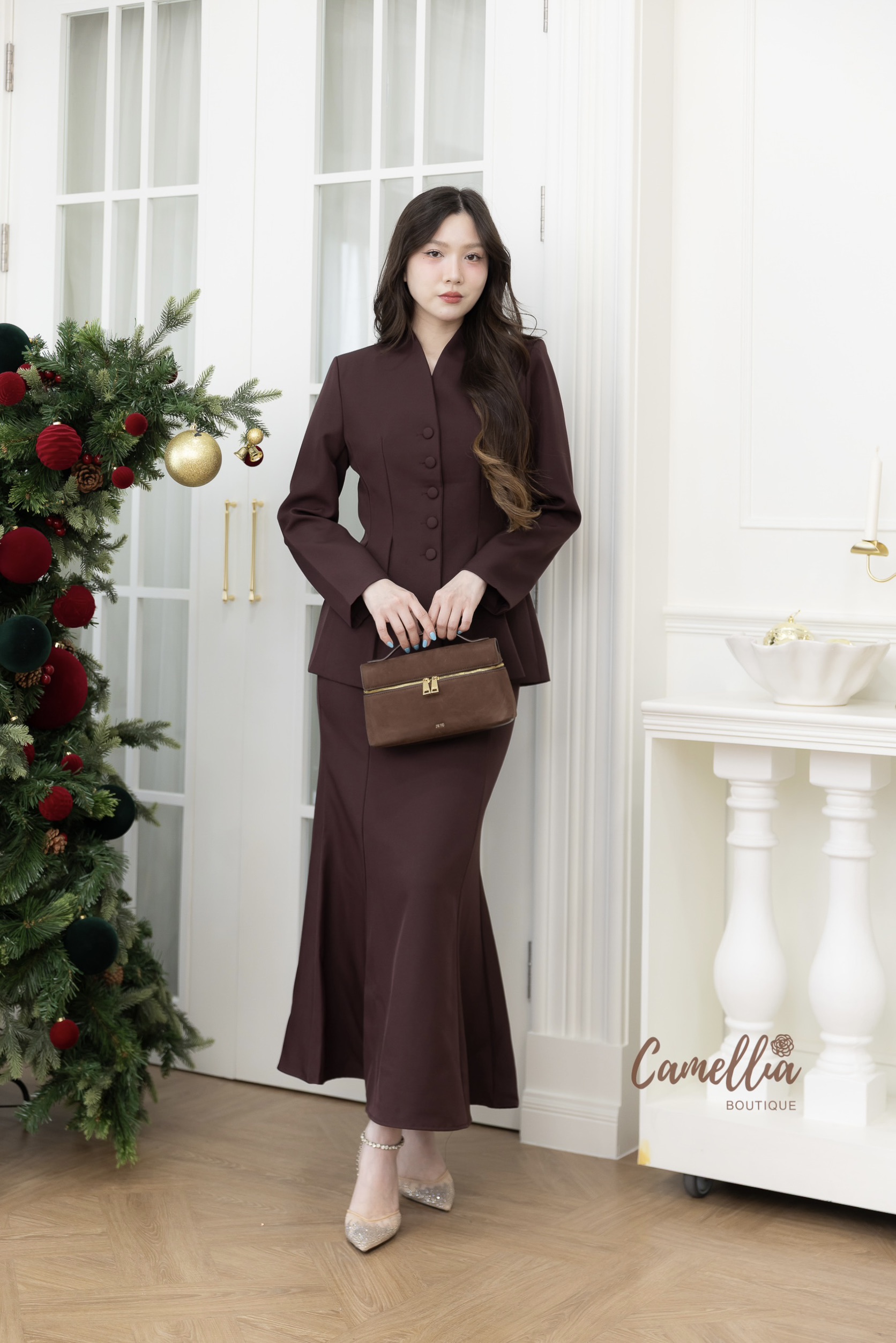 ชุดSet สีแดงที่สวยสง่า เป็นแดงที่สวยแพงมากคะ เสื้อแขนยาวเอวจีบเข้ารูป มาคู่กับกระโปรงเอวสูงทรงหางปลา เอวด้านหลังยืดได้เล็กน้อย