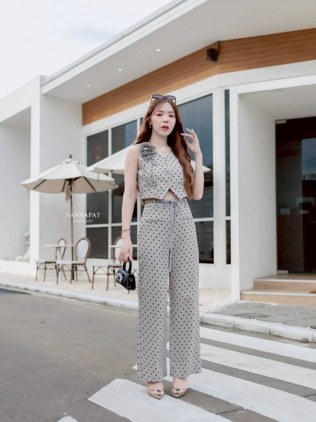 ชุดเซ็ท TAG :: NANNAPAT (NP) งานผ้าสูทสูทลายทาง พิมพ์จุดดำนูนๆ เสื้อทรงเก๋ ดอกไม้สามารถถอดได้นะค กางเกงก็ทรงสวยสับมาก