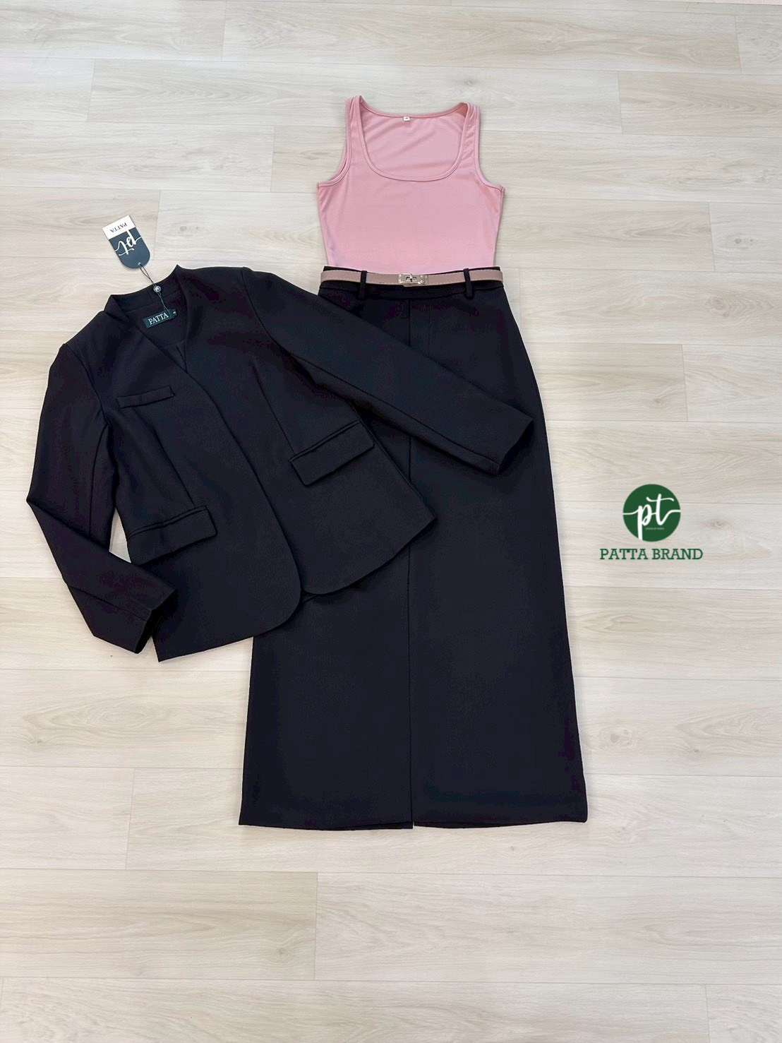 Set 3ชิ้น สุดคุ้ม เสื้อคลุมเบเซอร์แขนยาว สีดำ กระเป๋าหน้าใช้งานได้จริง มาพร้อมเสื้อกล้ามสีชมพูโอรส คอกลมตัวใน เนื้อผ้ายืดหยุ่นได้ตามตัว แมทซ์กับกระโปรงยาวทรงสอบสีดำ ดีเทลแต่งผ่าหลังยาว (ซิปหลัง) ใส่คู่กับเข้มขัดสีน้ำตาลเส้นเล็ก สวย เนื้อผ้าดีสุดๆ ลุคCEO ต