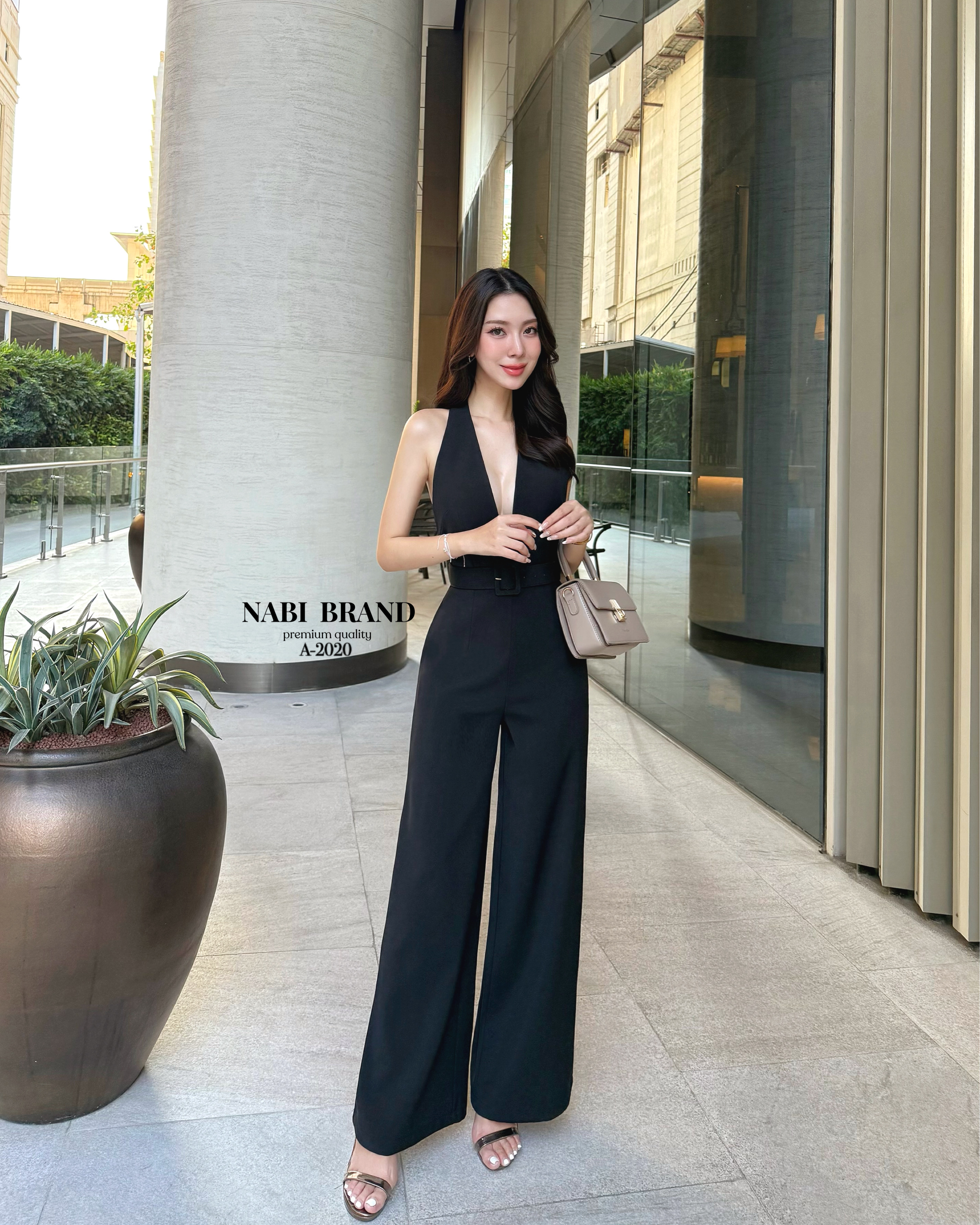 จั้มสูทขายาวทรงขาม้า สีดำทรงคล้องคอ ด้านหน้าเป็นทรงคอวี โชว์หลังแอบsexyหรูไฮมากค่ะ เพิ่มกระเป๋า2ข้าง ใช้งานได้จริง มาพร้อมกับเข็มขัดรัดเอว บอกเลยว่ารุ่นนี้คือ ใส่สวย ดูสูงผอมเพรียว ที่สำคัญเนื้อผ้าดี มีฟองน้ำ มีซับในอย่างดีค่ะ ความยาวกำลังดีไม่รั้งเป้าแน่