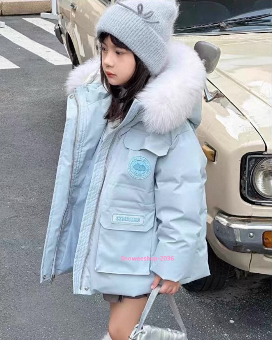 เจ้าหญิงหิมะตัวน้อยก็ต้องมีลุคสุดคิวท์ อบอุ่นทุกองศา แต่ยังสวยหวานในทุกช็อต เสื้อโค้ทเด็กผู้หญิงทรงยาวปานกลาง บุขนหนานุ่ม กันหนาวติดลบ ฮู้ดขนเฟอร์สุดฟู ถ่ายรูปมุมไหนก็น่ารัก กันลม กันหิมะ อุ่นสบายไม่กลัวหนาว มี 2 สีคิวท์ๆ — ฟ้า & ชมพู ไซซ์ 110-160 cm