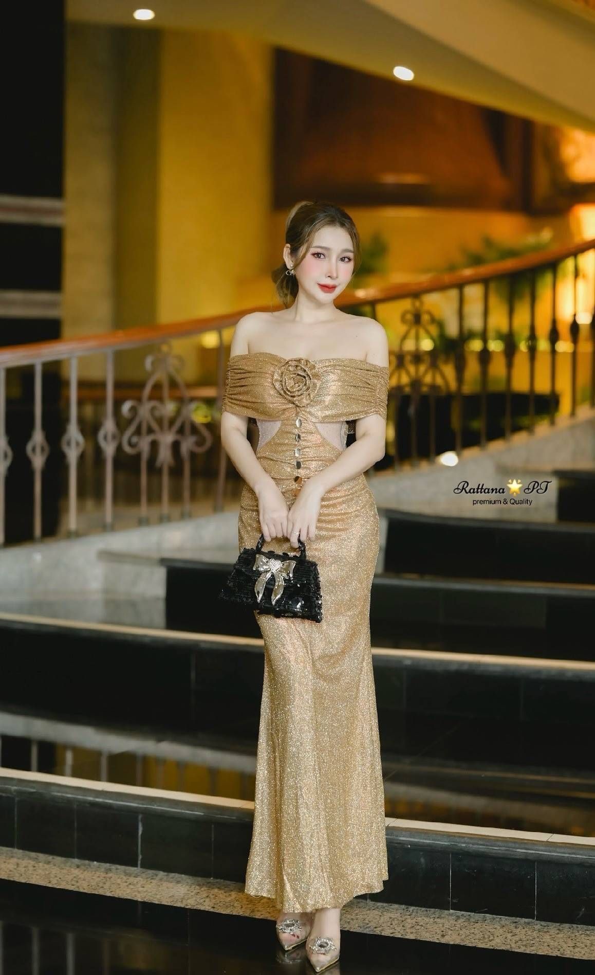 TAG:Rattana🌟PT Detail :: ชุดเดรสยาวสวยดูแพงเป็นปาดไหล่มีดอกไม้อก แต่งซีทรูสวยหรูมากๆ เนื้อผ้าแบบหรูหราดูดี ใส่ออกงานแต่ง ดินเนอร์ ปาตี้ สวยเด่นมีออร่า เรียบหรู ดูแพง ทรงเข้ารูปใส่แล้วดูหุ่นดี มีซิบด้านหลัง พลาดไม่ได้เลยคฃชุดนี้ ต้องมีติดตู้ไว้เลยค