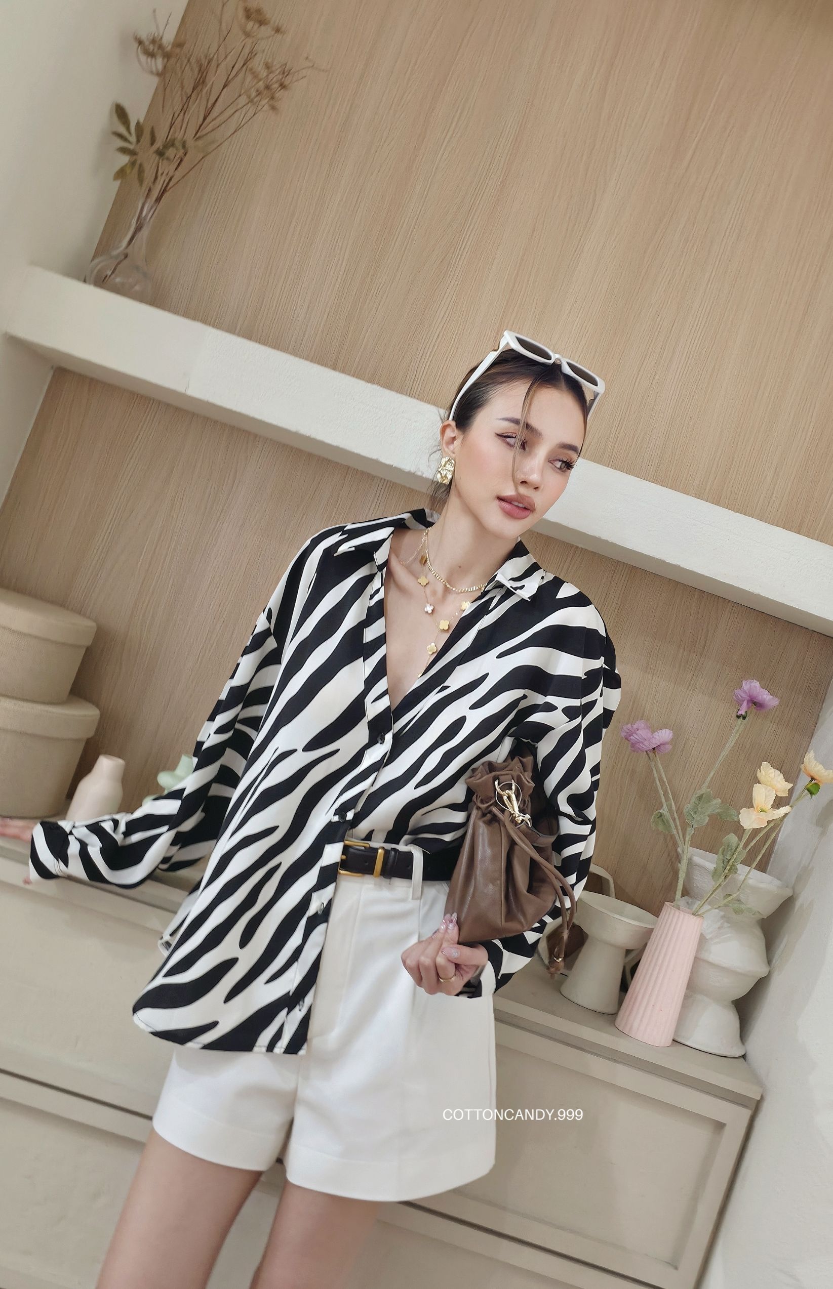 เสื้อเชิ๊ตล่าสุดลายสวยมากๆคร่าาา รุ่นนี้ผ้าสวยใส่สบาย แพทเทิล oversize ใส่สบายสุดๆ โทนสีดีแมทง่ายมากๆคร่าา