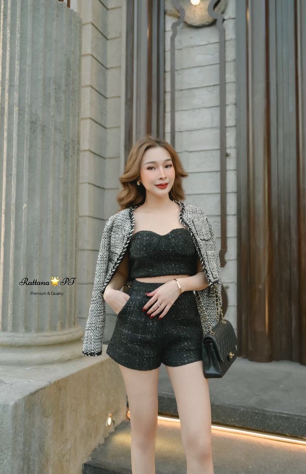 ชุดเซต 3 ชิ้น เสื้อ+กางเกงขาสั้น+เสื้อคลุม เนื้อผ้าทวิส งานสวยมากเนื้อผ้าดีมาก ตัวเสื้อด้านในเป็นเกาะอก มีซิบด้านหลัง จะใส่คู่กับกางเกงก็สวยสวยแซ่บ ใส่เสื้อคลุมก็จะดูเรียบหรูดูแพง กางเกงทรงสวยมาก มีซอบด้านหลัง ใส่เที่ยวถ่ายรูป
