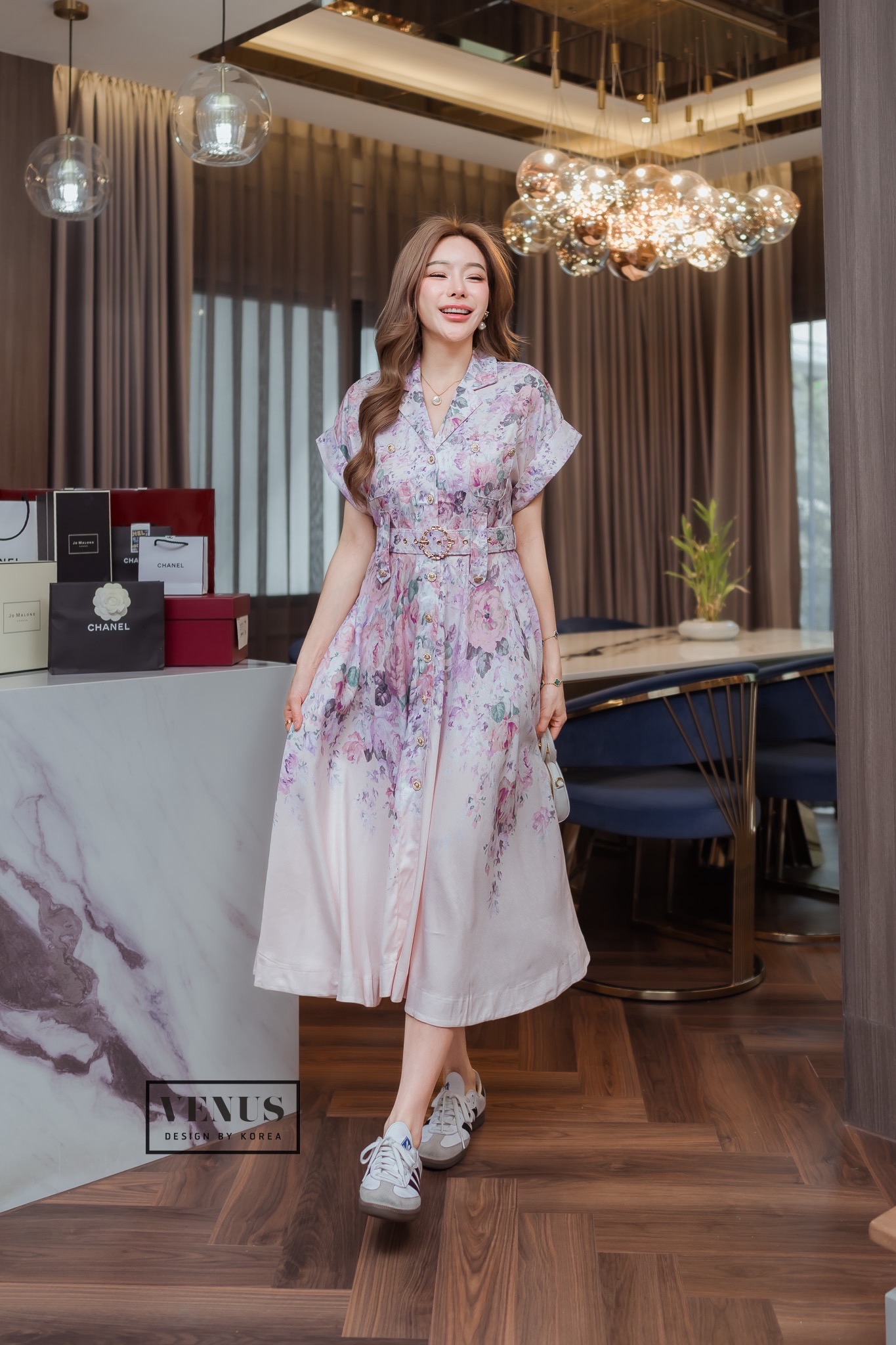 Zimmerman Dress เดรสพิมพ์ลายดอกไม้ คอปก งานมาพร้อมกับเข็มขัดเข้าชุดกันนะคะ งานสวยเป๊ะมากๆคะ แม๊ทกับรองเท้าผ้าใบก็สวยคะ