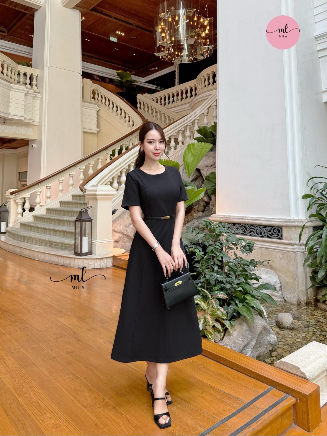 เดรสยาวคอกลมแขนสั้น สีดำเรียบหรู ทรงสวยเข้ารูปช่วงเอว ตัดเย็บเนี้ยบ ใส่แล้วดูผอมเพรียว พร้อมเข็มขัดหัวทองเพิ่มความหรูอย่างลงตัวกระโปรงทรงบานเล็กน้อย ช่วยพรางช่วงสะโพกได้ดี ใส่ได้ทั้งทำงาน ออกงาน หรือโอกาสสุภาพ