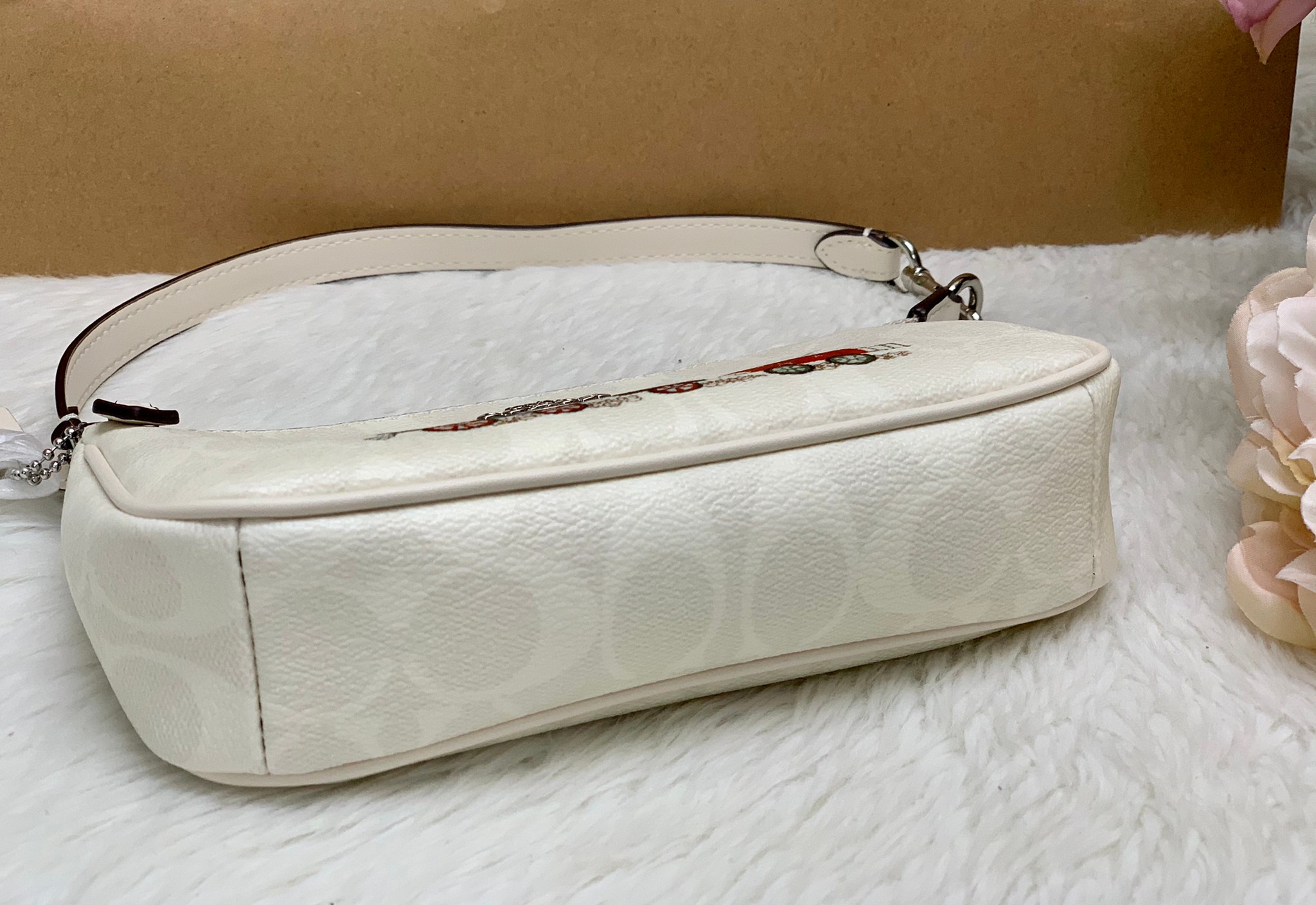 กระเป๋าสะพายไฮโซน่ารักลายคริสมาตร์ แบรนด์เนมโค้ชสีขาวลายC COACH NOLITA HANDBAG