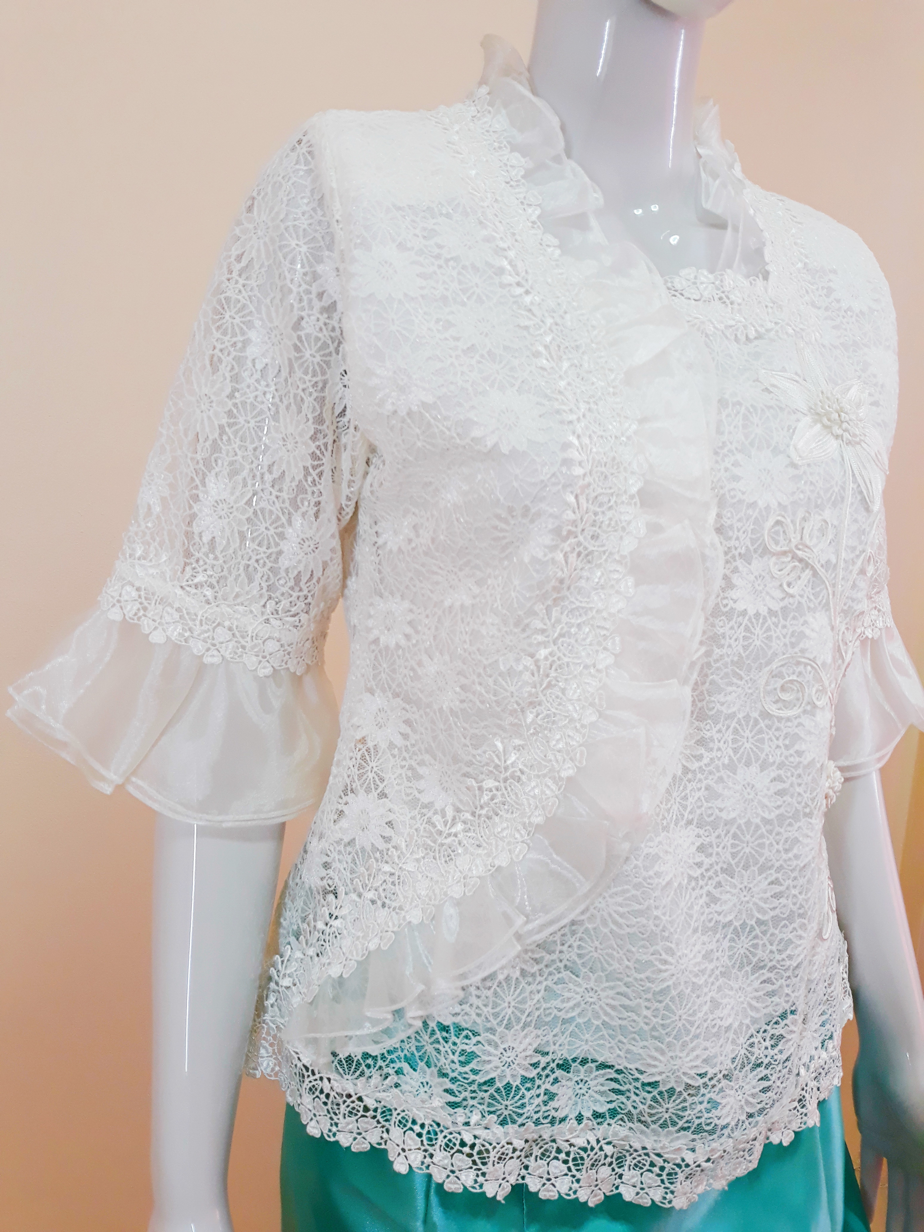 เสื้อลูกไม้ สีขาว สวยหรู ดูดีมีระดับ มีซับในตัว (รอบอก 35-37 นิ้ว/ใส่ได้)