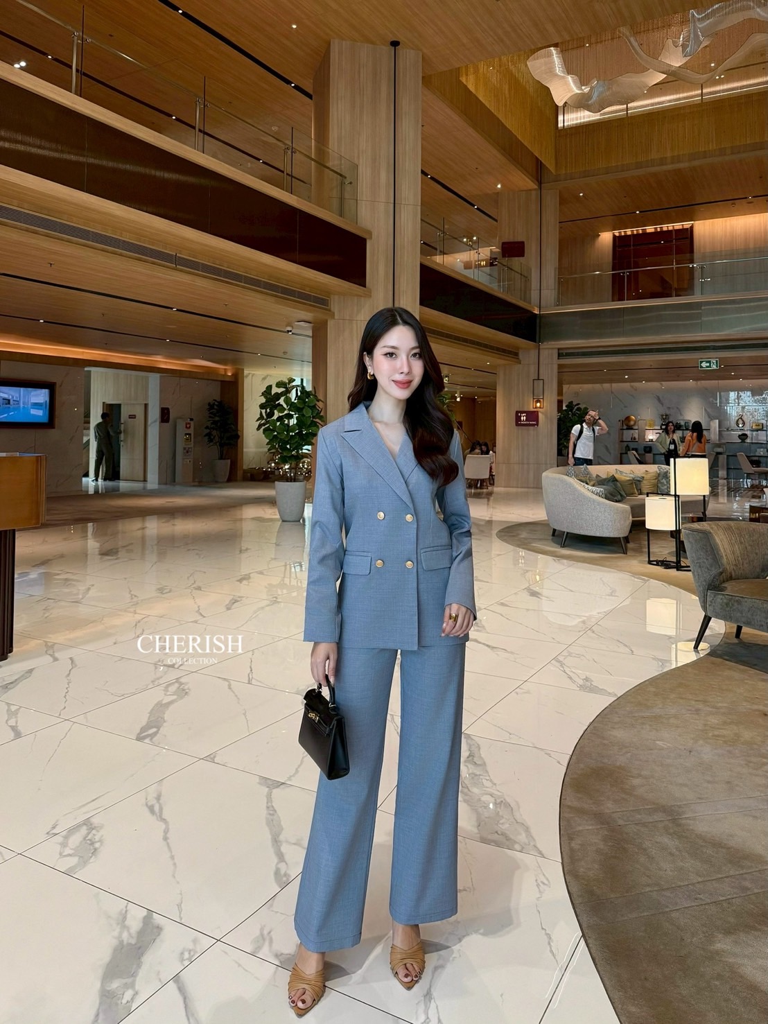 Setsuit เสื้อ+กางเกง ลุค CEO เรียบหรู ดูทันสมัย ทรงสวย ใช้ผ้าดี ใส่สบาย ตัวเสื้อสูทแต่งกระดุมทองมีกระเป๋า พร้อมซับในทั้งตัว มาพร้อมกับกางเกงขากระบอก มีกระเป๋า 2 ข้าง เซตนี้จะใส่ทำงาน