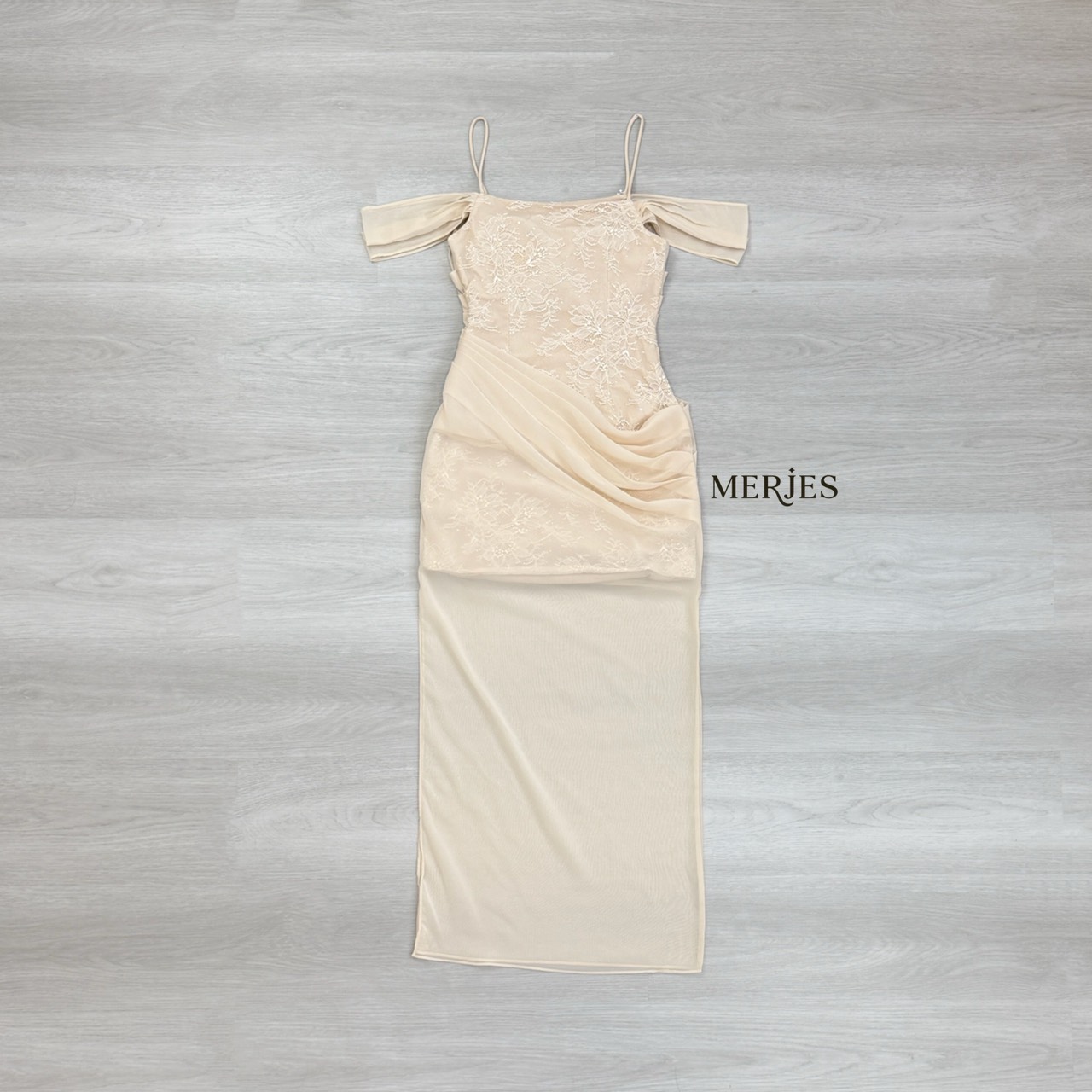 เดรสยาวสีครีมสายเดี่ยวแต่งแขนข้างมีกระดุมเพชรติดสายสองข้างดีเทลผ้าด้านในเป็นเดรสสั้นผ้าลูกไม้ปักเลื่อมทรงเข้ารูปด้านนอกเย็บด้วยผ้าพริ้วสีครีมเนื้อดีมากอกมีฟองน้ำเสริม กระโปรงผ่าช่วงข้างใส่สวยมาก ใครหาชุดออกงานอยู่แนะนำเลยคะ