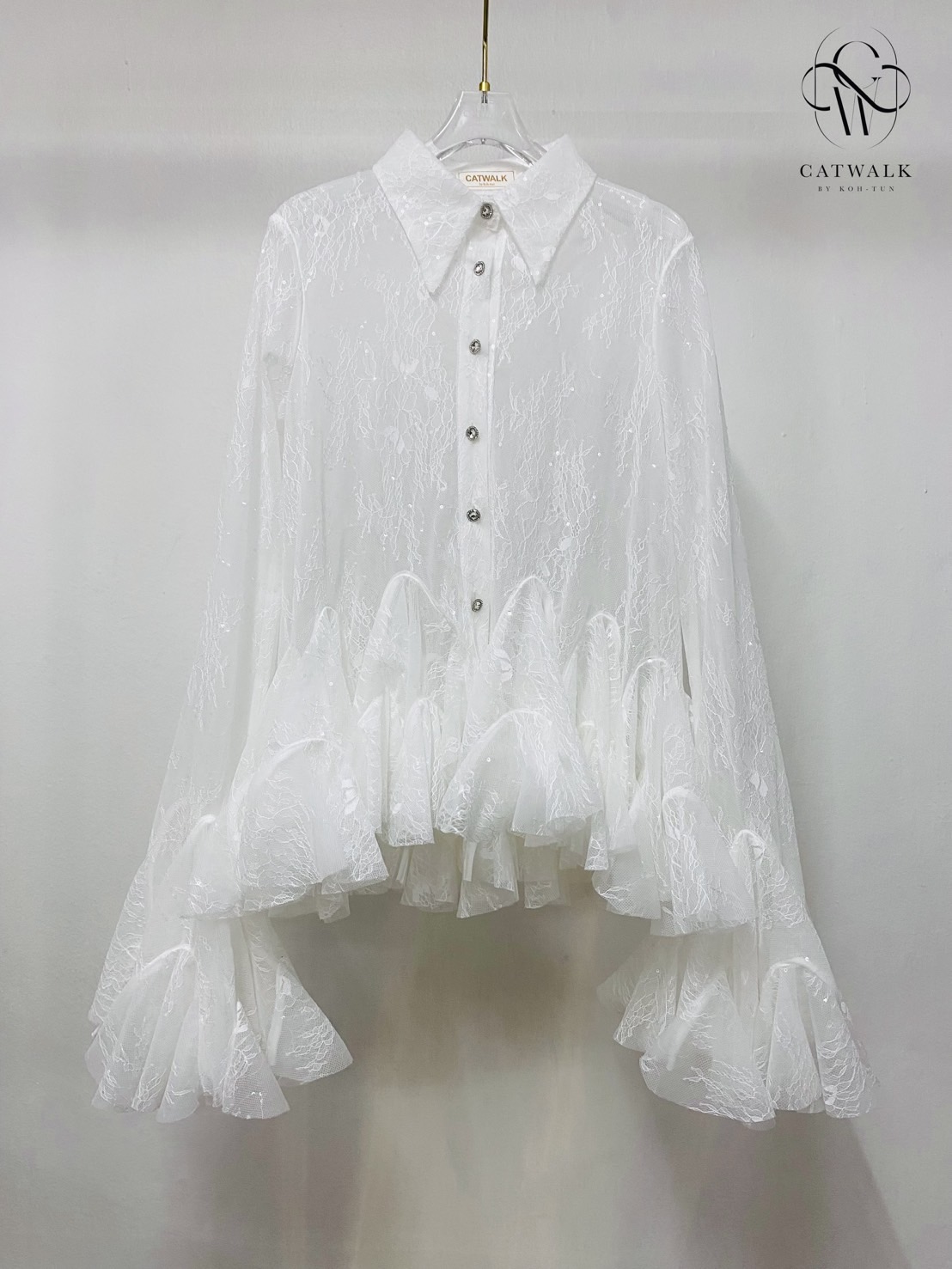 งานป้าย CATWALK BY KOH-TUN Detail>>>เสื้อเชิ้ตเทหลังผ้าลูกไม้ซีทรูปักแต่งเลื่อม เนื้อผ้าลูกไม้ซีทรูเกรดเอ