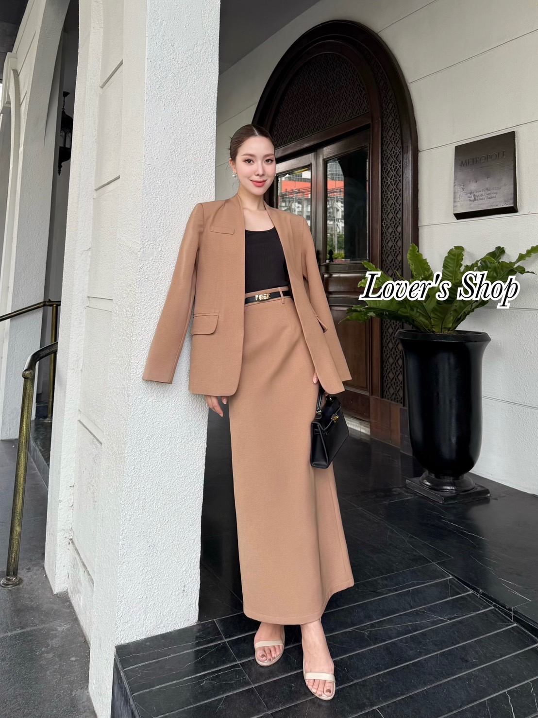 Teg : Lover’s Shop Detail : Set4ชิ้น ลุคCEOเรียบหรูดูดี(เสื้อสูท+เสื้อแขนกุด+กระโปรง+เข็มขัดลุคCEO เรียบหรูดูผู้ดี ดีเทลเสื้อสูททรงปล่อยเย็บซับในทั้งตัว แต่กระเป๋าหลอก มาพร้อมเสื้อแขนกุดผ้าล่องนุ่มยืด แม็ทกับกระโปรง งานซิบหลัง