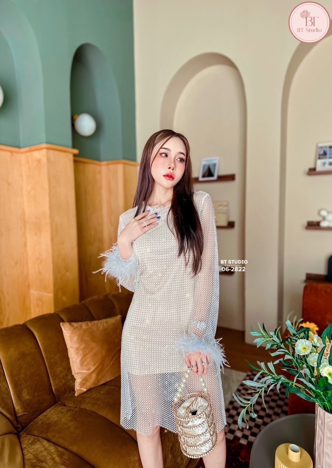 เซท 2 ชิ้น เดรสสั้นแขนยาว เนื้อผ้าตาข่ายแต่งคริสตัลเม็ดเล็ก ๆ ทุก ๆ ช่อง งานสวยม๊าก ปลายชายแขนแต่งขนฟู ๆ ทั้งสองข้าง มาพร้อมซับในสีนู๊ดแขนกุด แมทซ์กันสวย แซ๊บบ แต่ดูแพงค่ะ