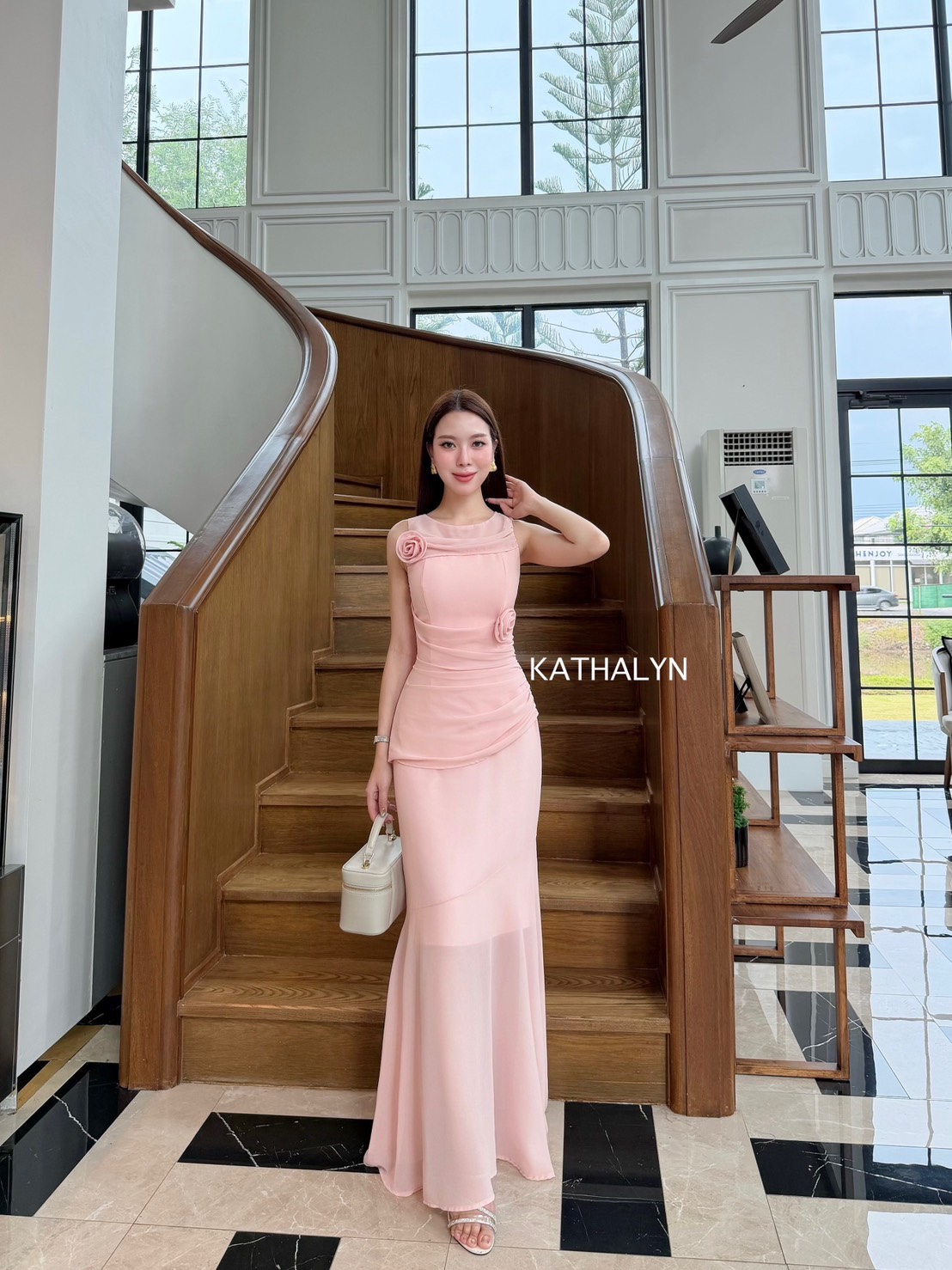 เดรสกระโปรงคอกลม แขนกุด ทรงพอดีตัวใส่กำลังสวย เนื้อผ้าสวยใส่ออกงานหรูหรา สีสวยขับผิว ท่อนหน้าอกและเอวเย็บจับจีบเก๋ๆ มีบลาในตัว ดอกกุหลาบเป็นเข็มกลัดสามารถถอดได้นะคะ ชุดนี้ควรมีติดตู้เพราะใส่ออกได้เข้าสังคมได้หมด