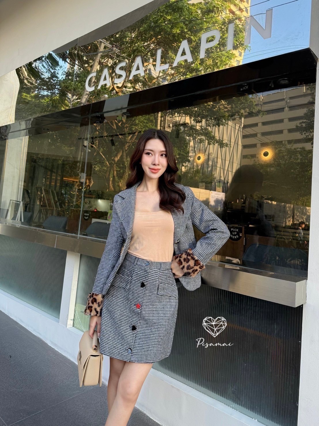 เซ็ตเสื้อสูทเบเซอร์ลายสก็อตขาวดำผ้าทวิตเนื้อดี บุลายเสือช่วงแขน มาคู่กับกระโปรงสอบตัวสั้น สวย หรู ดูแพงมาก ใส่vacayถ่ายรูปกับแก๊งค์เพื่อนๆไม่มีผิดหวังเลยค่า ห้ามพลาดเลยน้าตัวนี้