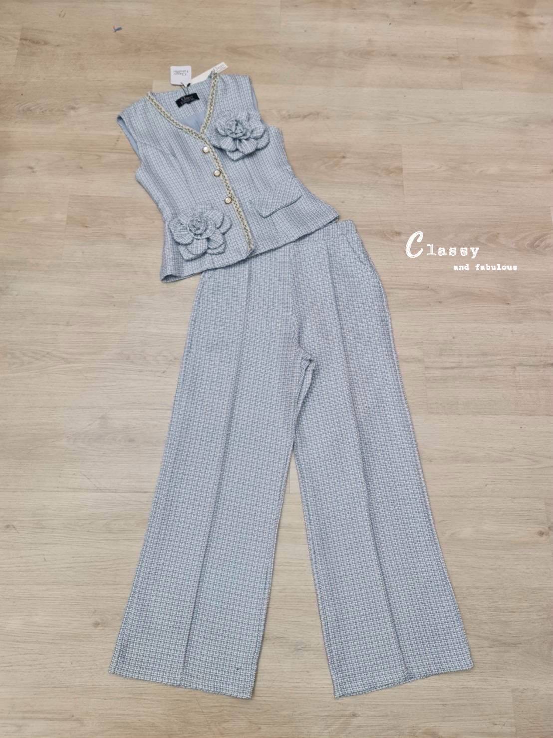 set เสื้อคอวีแขนกุดผ้าทวิตทั้งชุด ตรงคอและรางกระดุมตกแต่งด้วยเส้นลูกไม้ลายสวย กระดุมหน้าถอดได้จริง มีกระเป๋าเสื้อข้างนึงและมีดอกไม้เข็มกลัดสวยๆ ถอดได้ 2 ดอก ใส่คู่ขายาวทรงกระบอกกลาง ซิปหลัง มีกระเป๋าล้วงจริงทั้ง2 ข้าง มึซับในทั้งชุด เนื้อผ้าทวิตอย่างดี ใส