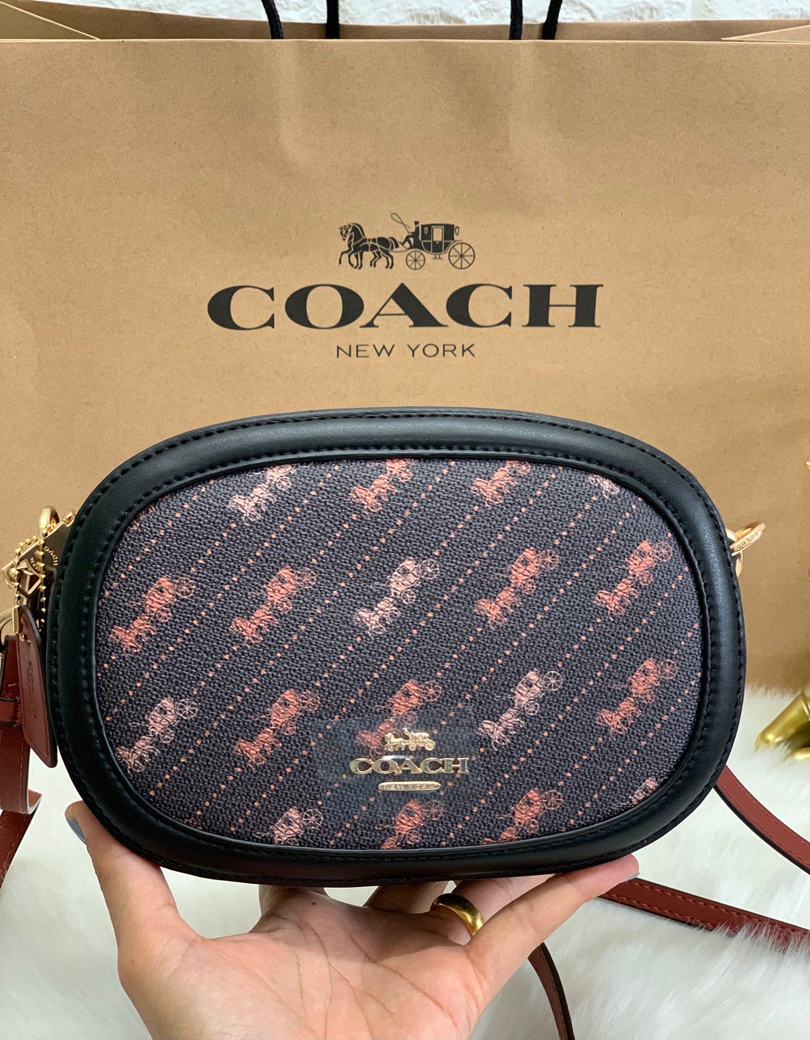 กระเป๋าสะพายทรงกล่องกลมไฮโซน่ารักเก๋ๆ แบรนด์เนมโค้ชสีดำลายรถม้า COACH CAMERA BAG WITH HORSE AND CARRIAGE DOT PRINT ((C4057))