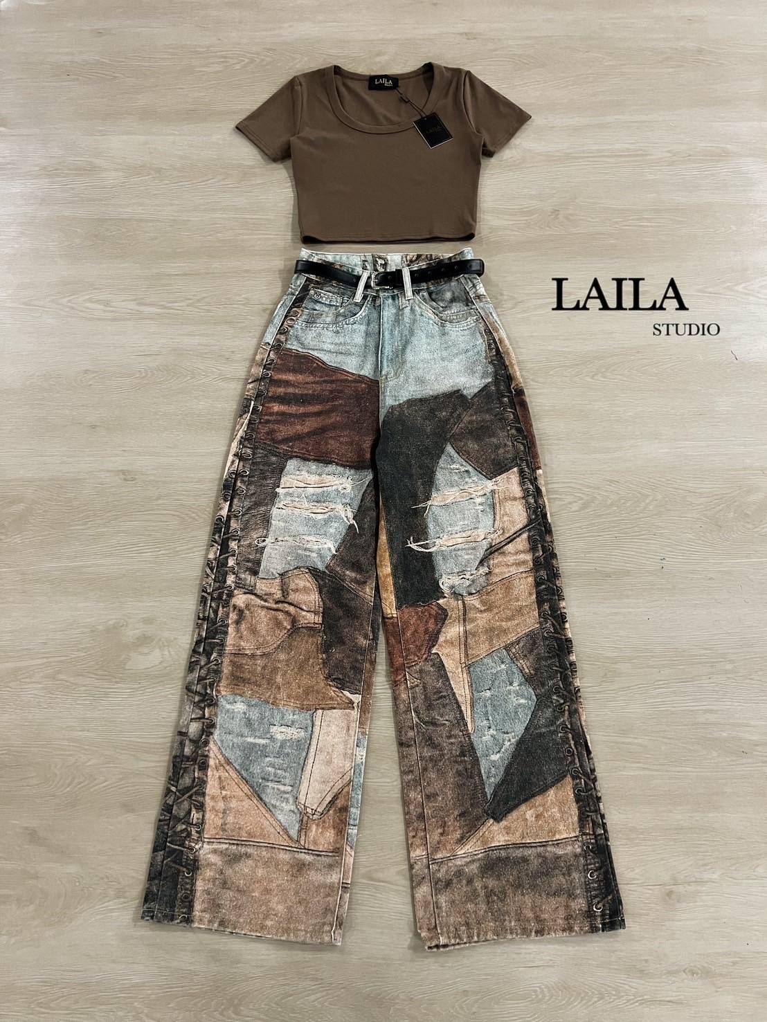Tag: LAILA Detail: Set เสื้อ+กางเกง+เข็มขัด เสื้อแขนสั้นทรงกึ่งครอป งานผ้ายืดหยุ่นเด้งสวย มาในโทนสีน้ำตาลม่อคค่า มาพร้อมกางเกงยีนส์💯 ขายาวงานนำเข้า ทรงบอยๆปล่อยๆ แต่งลายวินเทจเก๋สุดๆ พร้อมเข็มขัดหนังสีดำ ยีนส์ทรงดีสุดๆคุ้มค่าาการันตีเต็มสิบไม่หักค