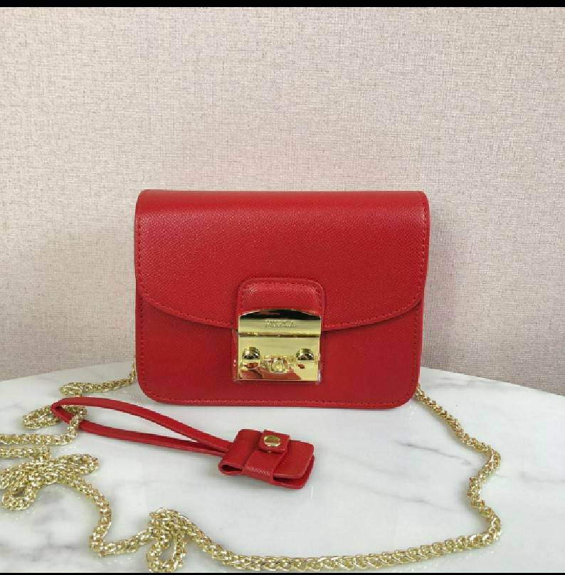 กระเป๋าไฮโซแบรนด์เนมอิตาลี Furla สีแดงสายโซ่สีทอง
