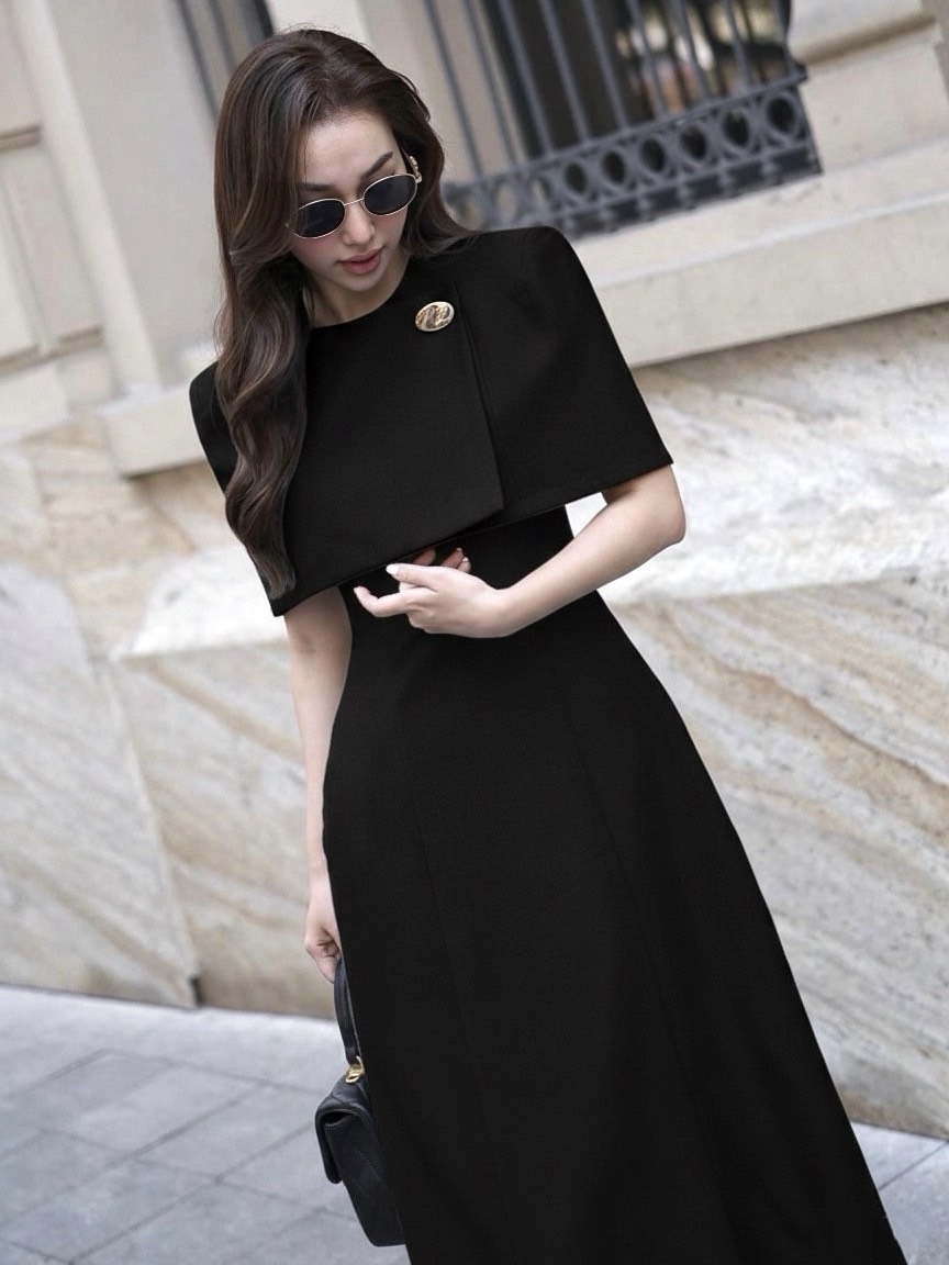 เดรสคลุมไหล่สาวเทสดีคอกลมทรงคลุมไหล่บ่าเสริมฟองน้ำเบาๆเอวเข้ารูปเข้าทรงกระโปรงยาวทรงเอผ้าสูทอัดกาวอย่างดี