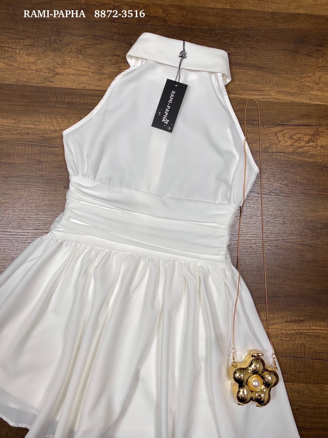 เซต3ชิ้น.. สีขาวแบบฉบับผู้ดี เสื้อคอปกกระดุมหน้า ดีเทลเก๋ทั้งตัว ดีเทลเสื้อหน้าสั้น ด้านหลังยาว เนื้อผ้านิ่มรีดง่าย สวมใส่สบาย ++กางเกงขาสั้นเนื้อผ้าและสีเดียวกัน ซับในอย่างดีทั้งตัว มีกระเป๋าใช้งานได้จริง ซิปหลัง ++กระเป๋าทรงดอกไม้สีทอง สวยหรูมากๆคะ