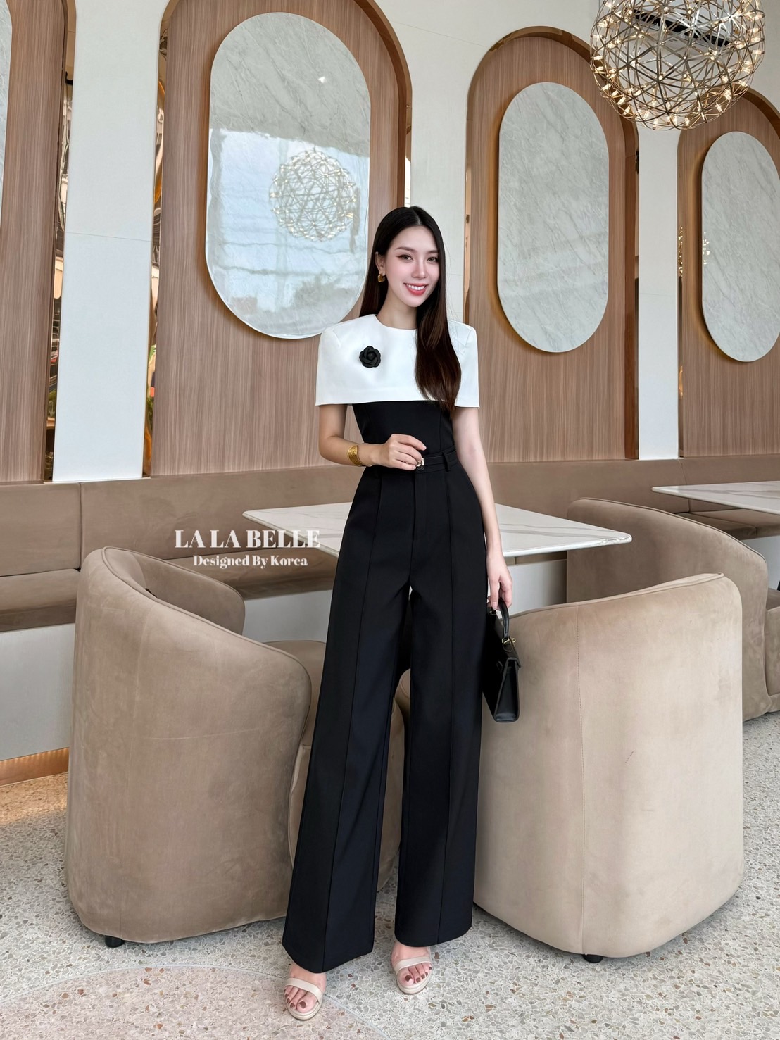 ซต4ชิ้นผ้าสูททูโทนเสื้อทรงคลุมไหล่ทรงสวยด้านหลังผ่าซิปแต่งเข็มกลัดดอกไม้ใส่เข้าในกางเกงขายาวทรงสวยตะเข็บหน้าใส่แล้วสูงผอมมาพร้อมเข็มขัดเข้าชุดสีเดียวกันมีซับในอัดกาวผ้าดีมากๆ