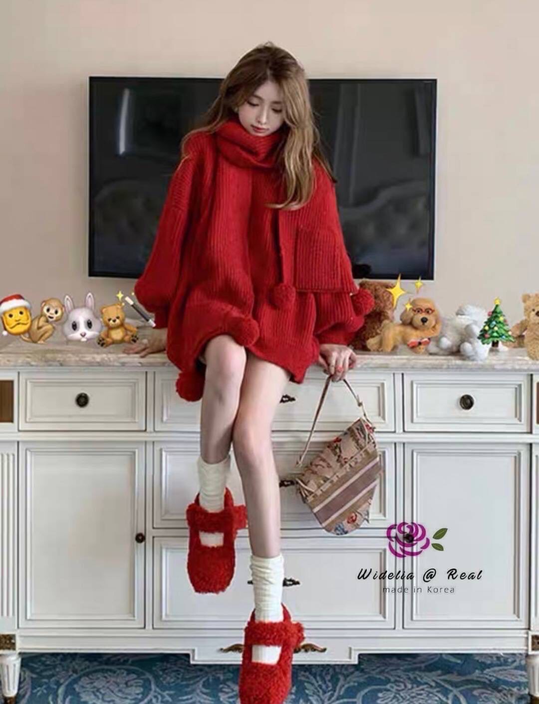 เสื้อตัวยาวสุดเก๋ รุ่นนี้ปังมากแม่ งานเกรดพรีเมี่ยม ตัวเสื้อเป็นไหมพรมเนื้อนุ่มนิ่ม มาพร้อมผ้าพันคอสุด Cute งานสวย ทรงเป๊ะ คัตติ้งเนี้ยบมาก งานไหมพรมเนื้อดีมากนะคะ รับรองใส่ออกมาไม่ผิดหวังการันตีให้เลย บอกเลยห้ามพลาดเด็ดขาดงานดีงานสวยแน่นอนจร้า