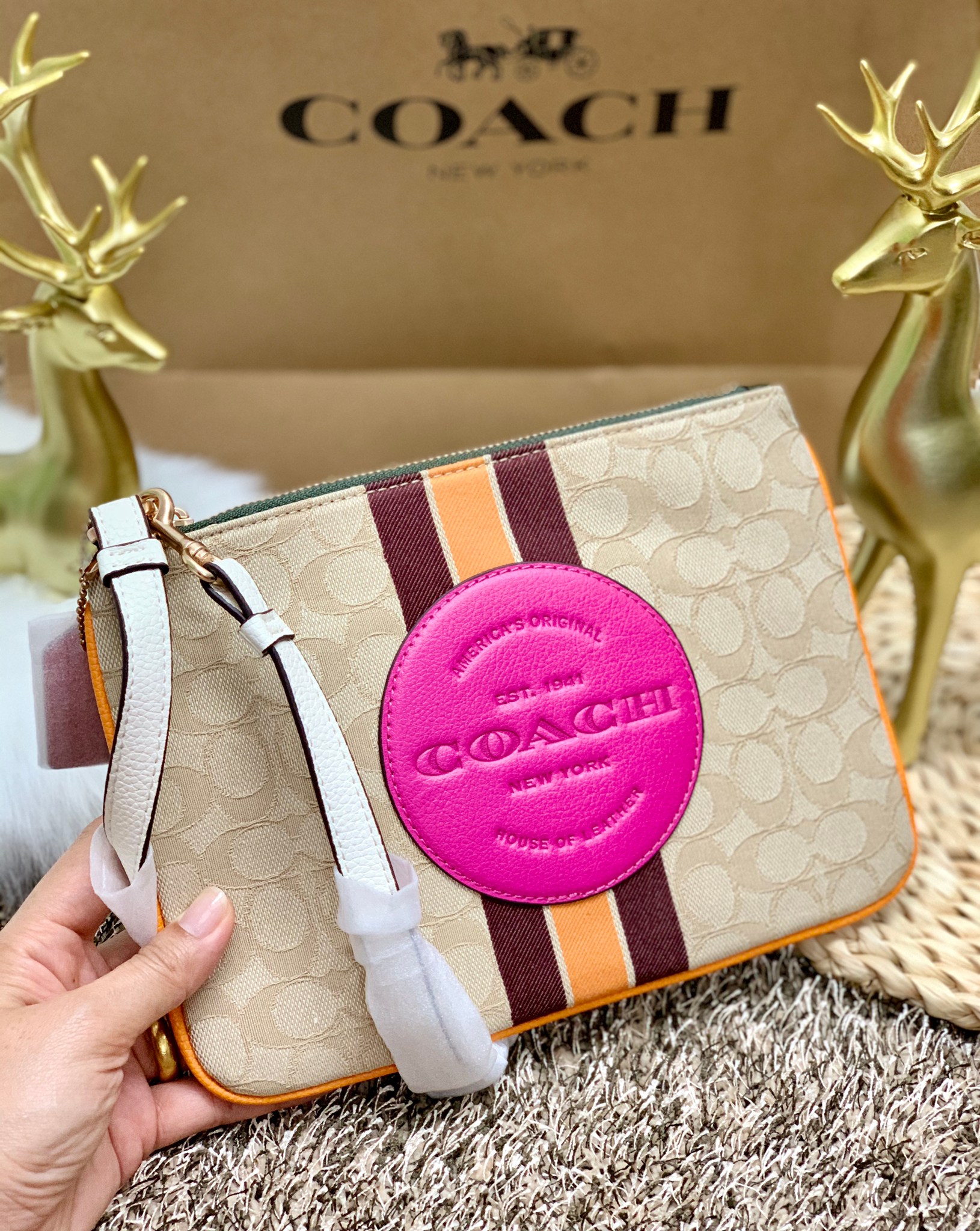 กระเป๋าคล้องมือใบใหญ่แบรนด์เนมโค้ชหนังแท้หนังแคนวาสสีเบจครีมชมพูลายC COACH DEMPSEY GALLERY POUCH IN SIGNATURE JACQUARD WITH STRIPE AND COACH PATCH ((2633))