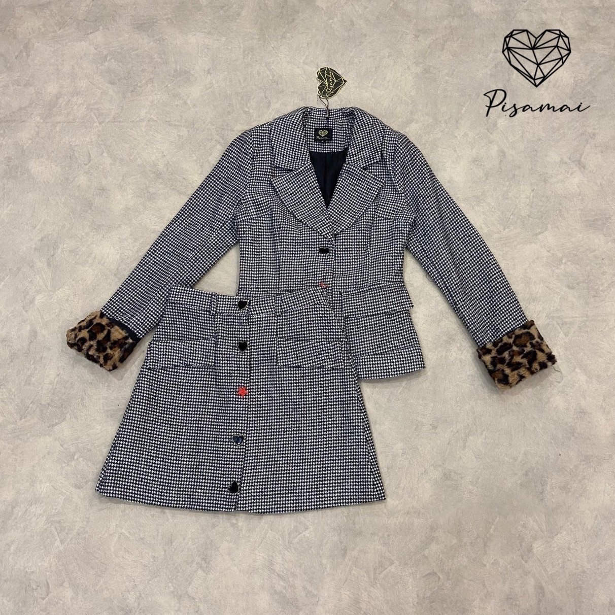 เซ็ตเสื้อสูทเบเซอร์ลายสก็อตขาวดำผ้าทวิตเนื้อดี บุลายเสือช่วงแขน มาคู่กับกระโปรงสอบตัวสั้น สวย หรู ดูแพงมาก ใส่vacayถ่ายรูปกับแก๊งค์เพื่อนๆไม่มีผิดหวังเลยค่า ห้ามพลาดเลยน้าตัวนี้