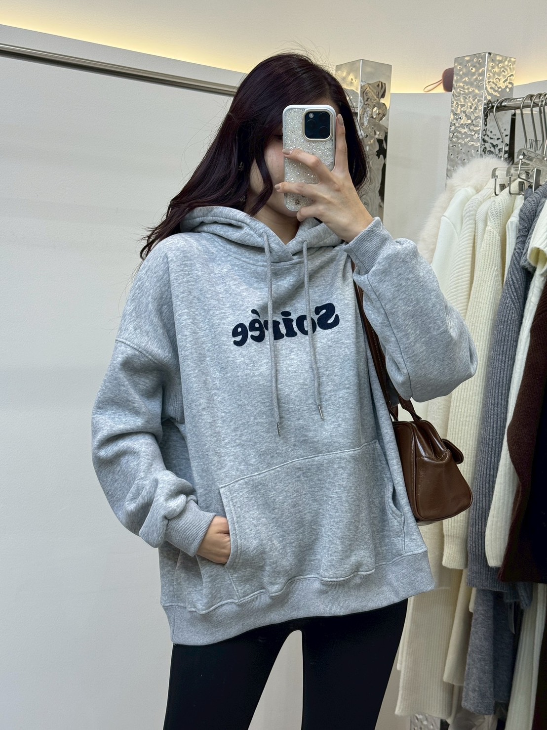 เสื้อฮู้ดดี้แขนยาวบุขนด้านใน ✔ ดีเทลมีกระเป๋าด้านหน้า สกรีนลายภาษาอังกฤษ ฮู้ดรูดปรับได้ ด้านในบุขนกันหนาว ✔️ ใส่เที่ยวอากาศหนาวได้เลยค่าาา