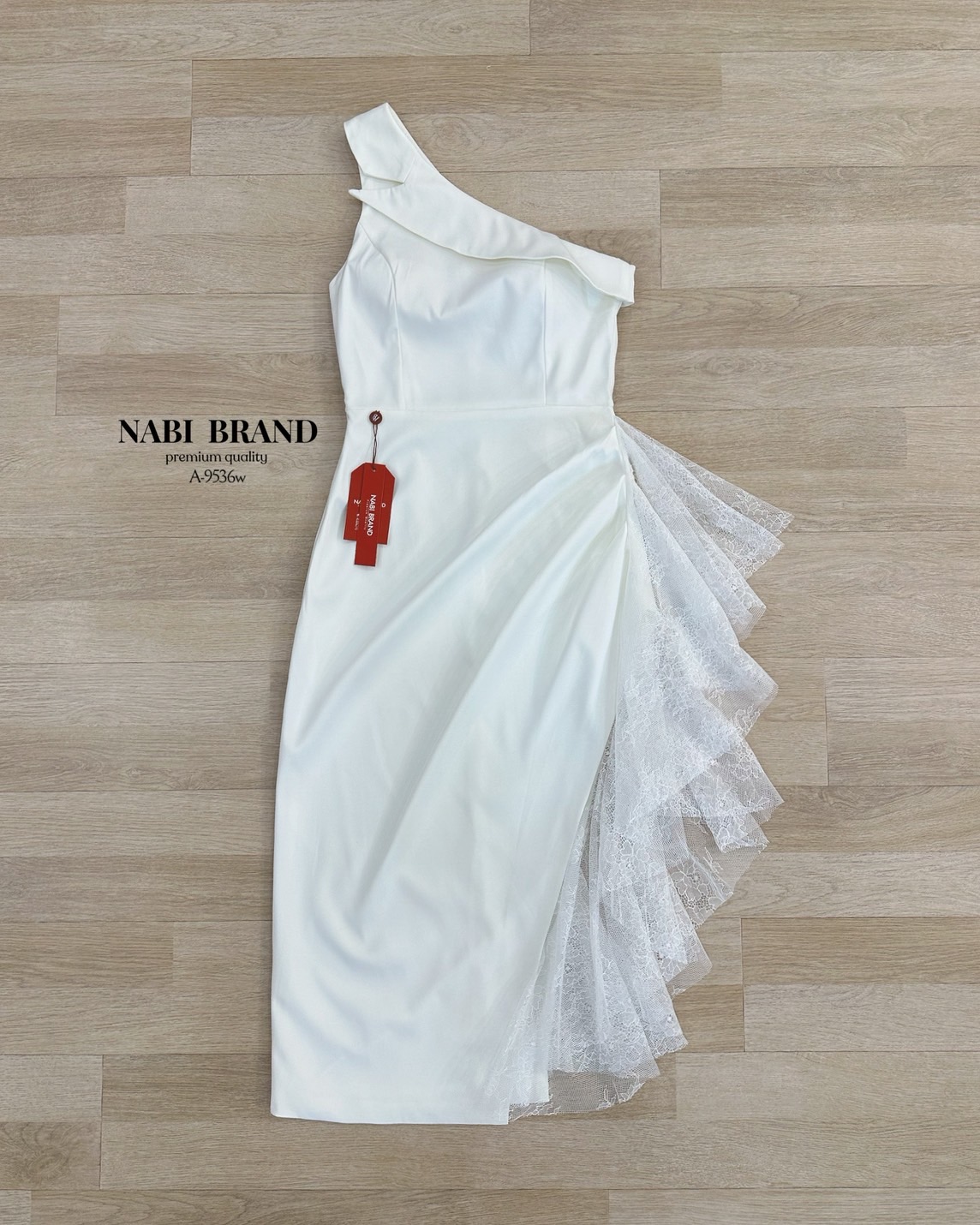 เดรสเข้ารูปทรงเปิดไหล่ แต่งทรงปกคอพาดด้านบน เดรสทรงผ่าข้าง พับจีบด้านข้าง และแต่งเพิ่มด้วยผ้าลูกไม้ ชุดมีฟองน้ำและซับใน ใส่แล้วเลิศ ไม่บ้ง แน่นอนค่ะ 🩷 #เสื้อผ้างานป้าย #NABIBRAND #นาบีแบรนด์ #งานป้ายนาบี #เดรสยาว #เดรสเปิดไหล่ #ชุดออกงาน #เดรสผ่าข