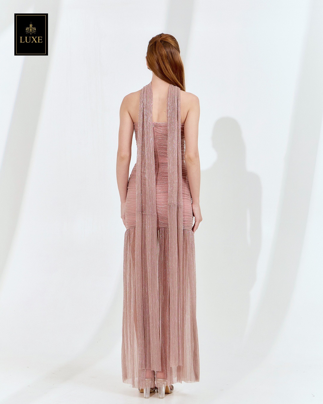 เดรสเสื้อเกาะอกทรงเข้ารูป กระโปรงต่อชายระบาย ผ่าหน้า มาพร้อมผ้า mmคลุมไหล่ ปรับเป็นผ้าพันคอได้ ☑️ทำจากผ้าราเม่อัดพลีท ผสมดิ้นเมทัลลิก เล่นแสงวิบวับ ผ้านุ่ม ยืดหยุ่น ☑️มีซิปซ่อนและซับในอย่างดี