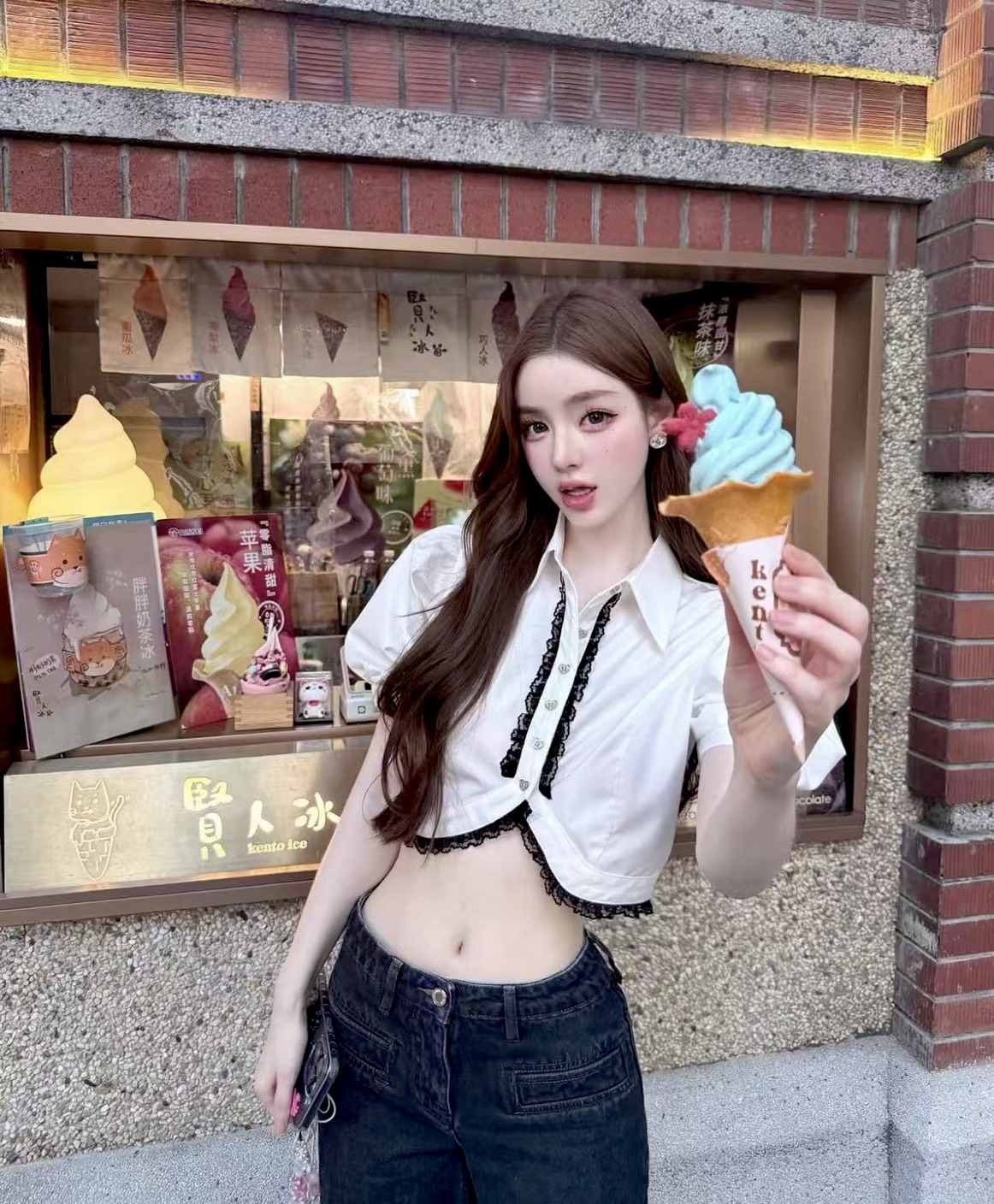 เซ็ตเสื้อครอป + ยีนส์เอวต่ำทรงขากว้าง✨ เซ็ตนี้มาพร้อมเสื้อครอปสีขาวทรงพองแขนสั้น ดีเทลแต่งขอบลูกไม้สีดำเพิ่มความหวานปนเปรี้ยว ตัดกับทรงเอวลอยกำลังดี โชว์เอวสวยๆ แบบไม่โป๊เกินงาม แมทช์กับกางเกงยีนส์เอวต่ำทรงขากว้างที่ช่วยให้ดูขายาว ใส่ง่าย