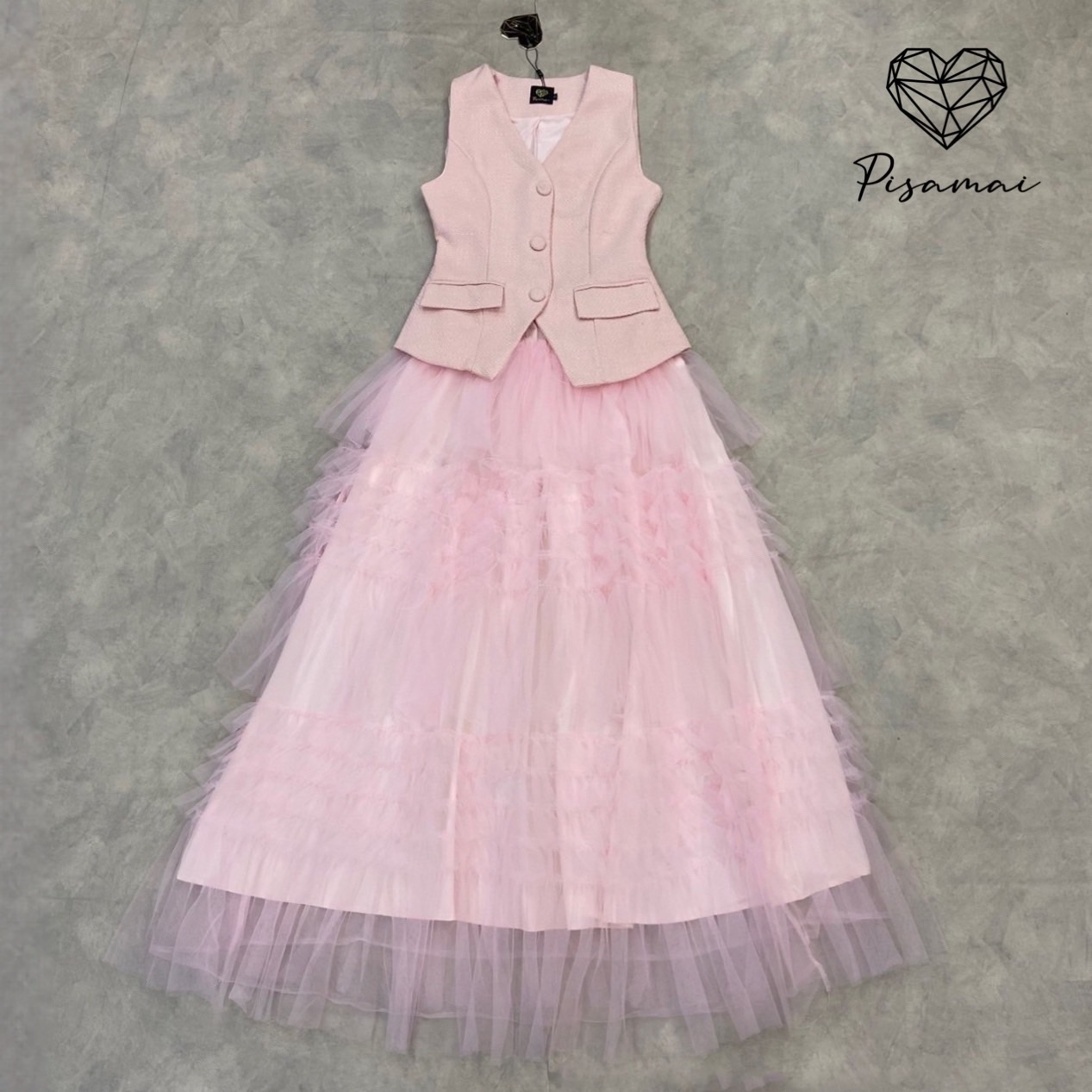 เซ็ตเสื้ตผ้าทวิตแขนกุดสีชมพูมาคู่กับกระโปรงเอวสูงสีชมพูชั้นฟูพร้อมใส่แล้วโลกสดใสมากๆค่ารุ่นนี้ ใส่vacayถ่ายรูปกับแก๊งค์เพื่อนๆไม่มีผิดหวังเลยค่า ห้ามพลาดเลยน้าตัวนี้ !
