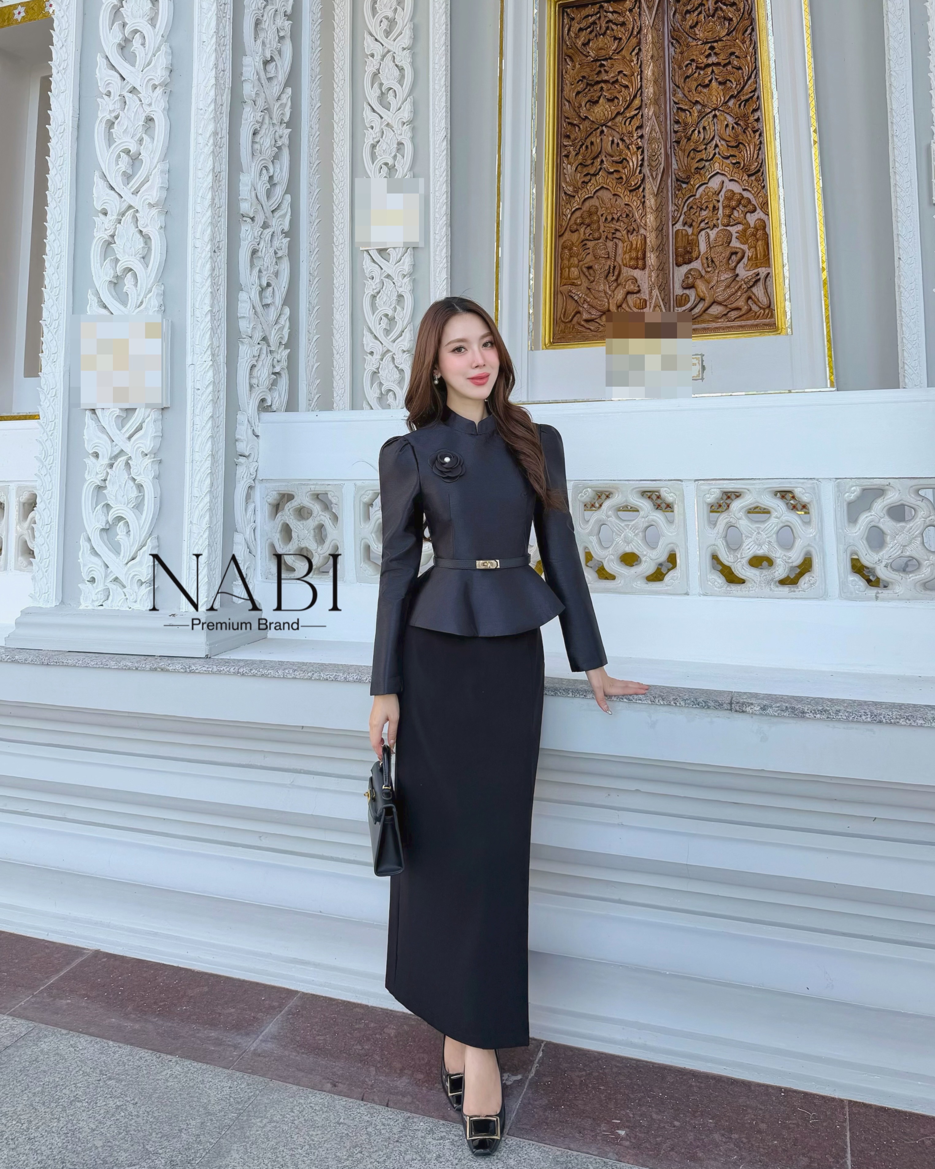 ชุดเซ็ตแขนยา คอกลม มีซัปในฟองน้ำในตัว มาคู่กับกระโปรงยาวทรงชุดไทย พับจีบด้านข้าง ผ่าทรงVด้านหลัง งานอัดกาวอย่างดีอยู่ทรง ใส่คู่กับเข็มกลัดดอไม้และเข็มขัดคือ สวยหรูลงตัวมาก ดีไซน์สวยดูผู้ดีแบบไทยๆ ไม่ซ้ำใคร ใส่ได้หลายโอกาศ ราคาคุ้มสุดๆ ห้ามพลาดนะคะสาวๆ #ชุ