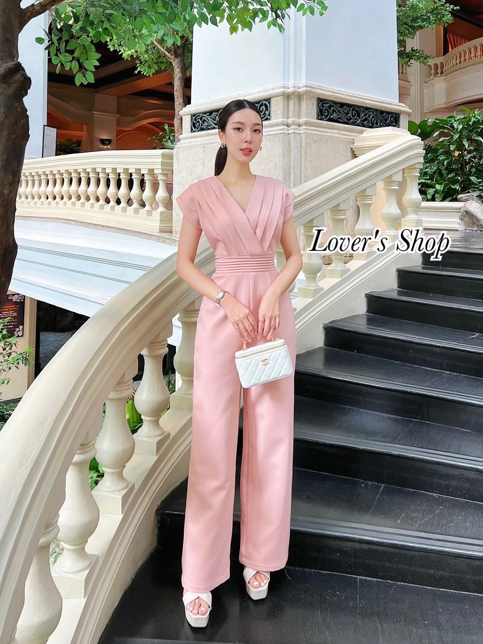 Brand : LV. Detail : จั้มสูทกางเกงขายาว ลุคเรียบหรู ดูผู้ดี โทนสีละมุน ทรงไหล่ล้ำปิดช่วงหัวไหล่ อัดจีบแน่นเวลาใส่จีบไม่แตกนะคะ เย็บตะเข็บแต่งขอบเอว รุ่นนี้ใส่แล้วทรงสวยเสริมบุคคลิกมากๆค่ะ เนื้อหนากำลังดี ใส่สบาย ไม่ยับง่าย งานซิบหลังใส่ง่าย มีซับในอย่างดี