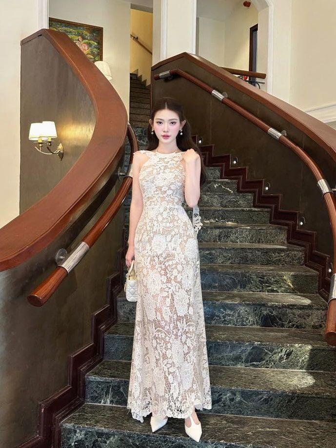 Dress ยาว แขนกุด แต่งผ้าพาดยาวด้านหลัง เอวเข้ารูป กระโปรงยาวสวย เนื้อผ้าลูกไม้เนื้อดี ผ้าหนามีน้ำหนัก เป็นทรงสวยมากค่ะ ซับในทั้งชุด ใส่ออกมาเป็นทรงสวยสุดๆค่า ซับในทั้งชุดค่า... ใส่ออกมาแล้วเป๊ะเว่อร์ แพทเทรินเนี๊ยบสุดๆ สามารถใส่ได้ในทุกโอกาสเลยค่า