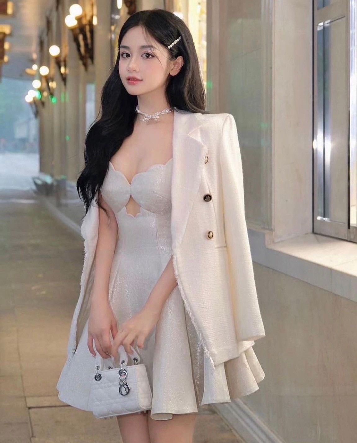เดรสสายเดี่ยวสีขาวผ้ามันเว้าอกขอบแต่งหยัก มาคู่กับสูทเบเซอร์สีขาวคลุมเข้าเซ็ต พูดเลยว่าเซ็ตนี้ คุ้มมากๆค่า ใส่เข้าเซ็ตคือดีมากค่าใส่vacayถ่ายรูปกับแก๊งค์เพื่อนๆไม่มีผิดหวังเลยค่า ห้ามพลาดเลยน้าตัวนี้