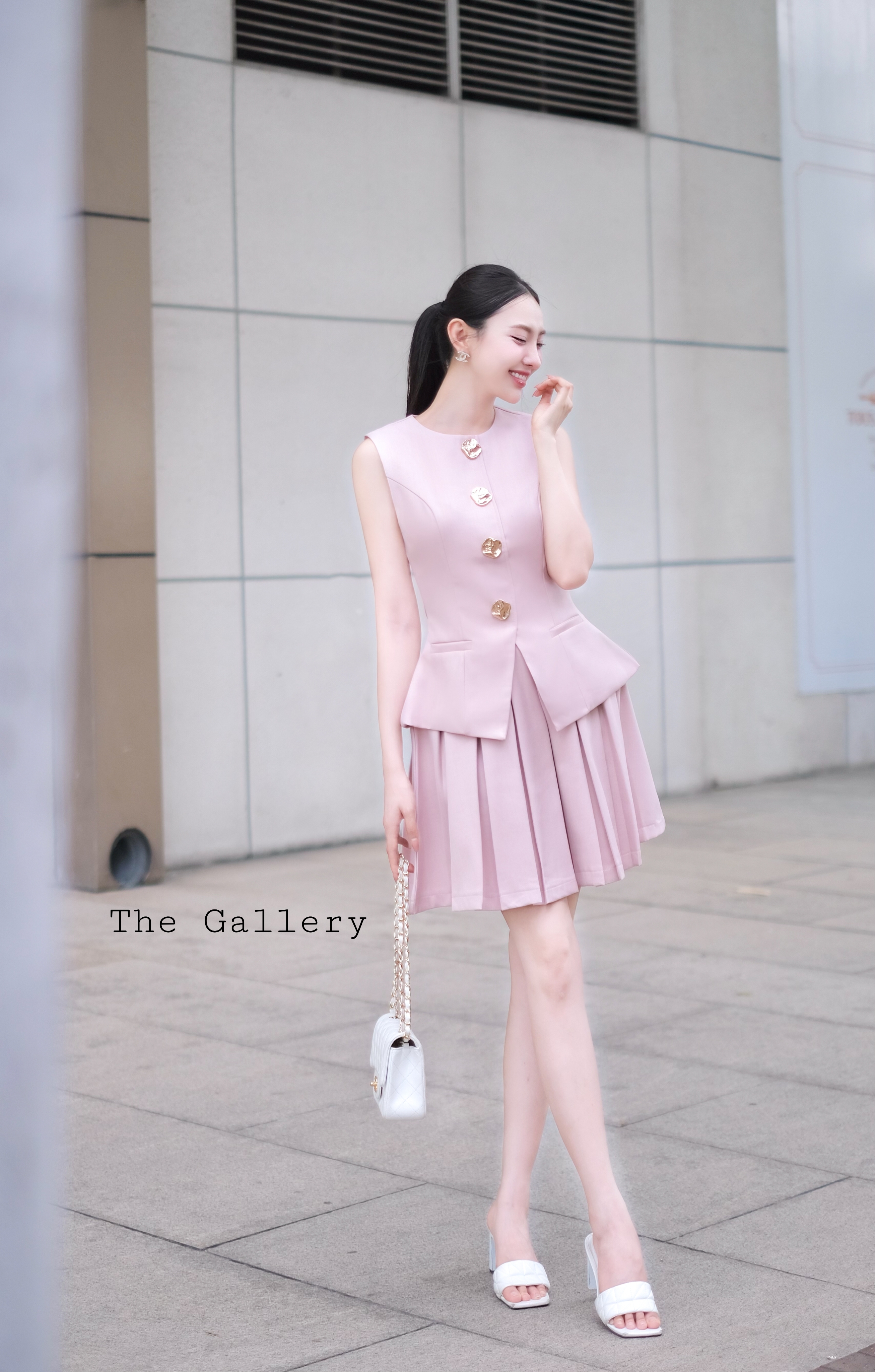ชุดเซ็ตเสื้อดีไซน์เก๋ตกแต่งกระดุมทอง มาพร้อมกระโปรงสั้นจับจีบทรงสวยดีเทลแน่นๆ เนื้อผ้าหนาสุดพรีเมี่ยมอัดผ้ากาวเป็นทรงทั้งตัว มีซับใน สาวๆจะใส่ทำงาน ออกงาน/ ได้หมดเลย มาในราคาสุดคุ้ม ห้ามพลาดจ้าาา